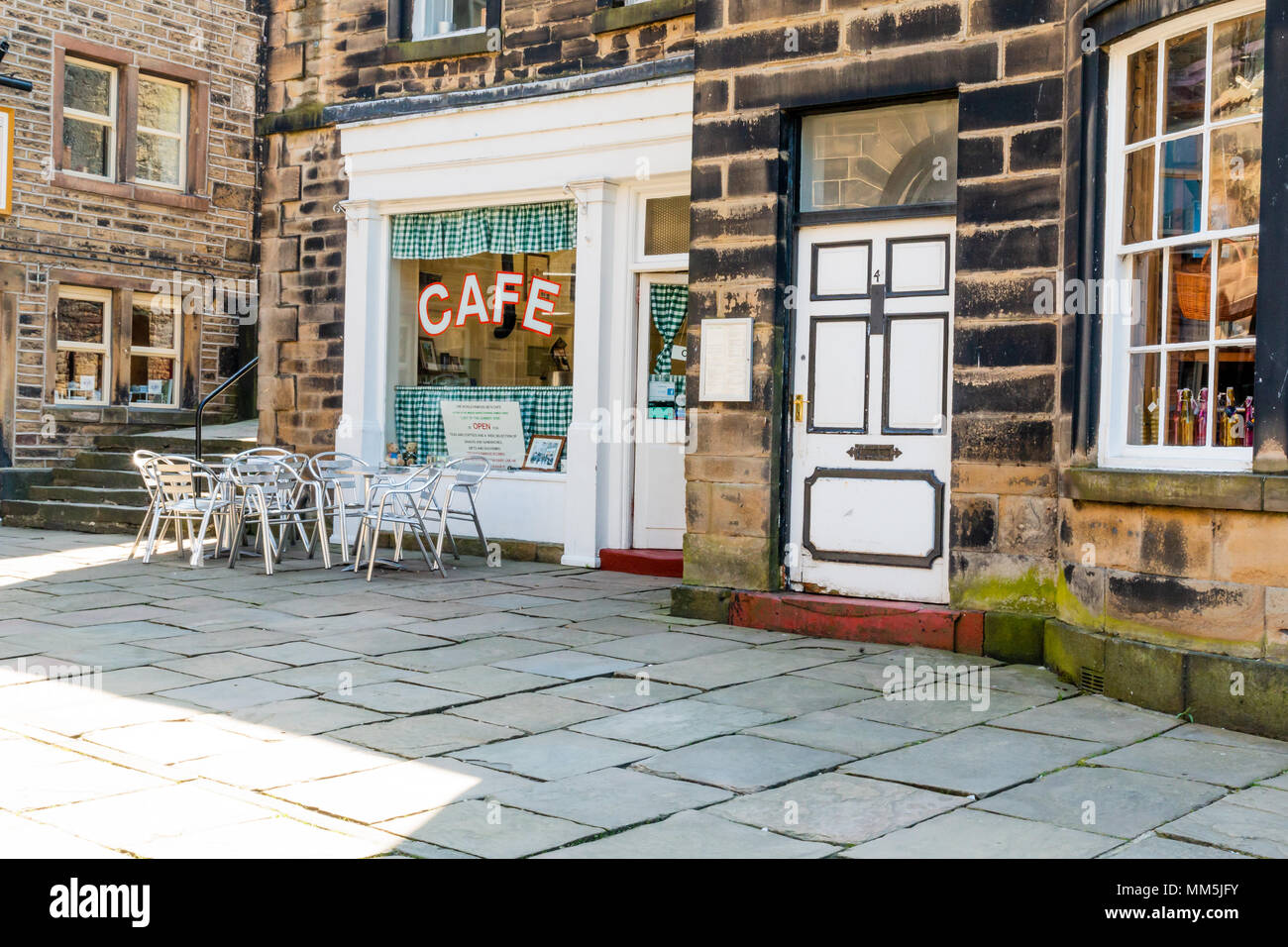 Cafe utilizzato negli ultimi del vino estivo, posizione è Holmfirth Yorkshire Regno Unito. Cafe anteriore, passaggi per il lato sinistro, tavoli e sedie al di fuori della parte anteriore Foto Stock