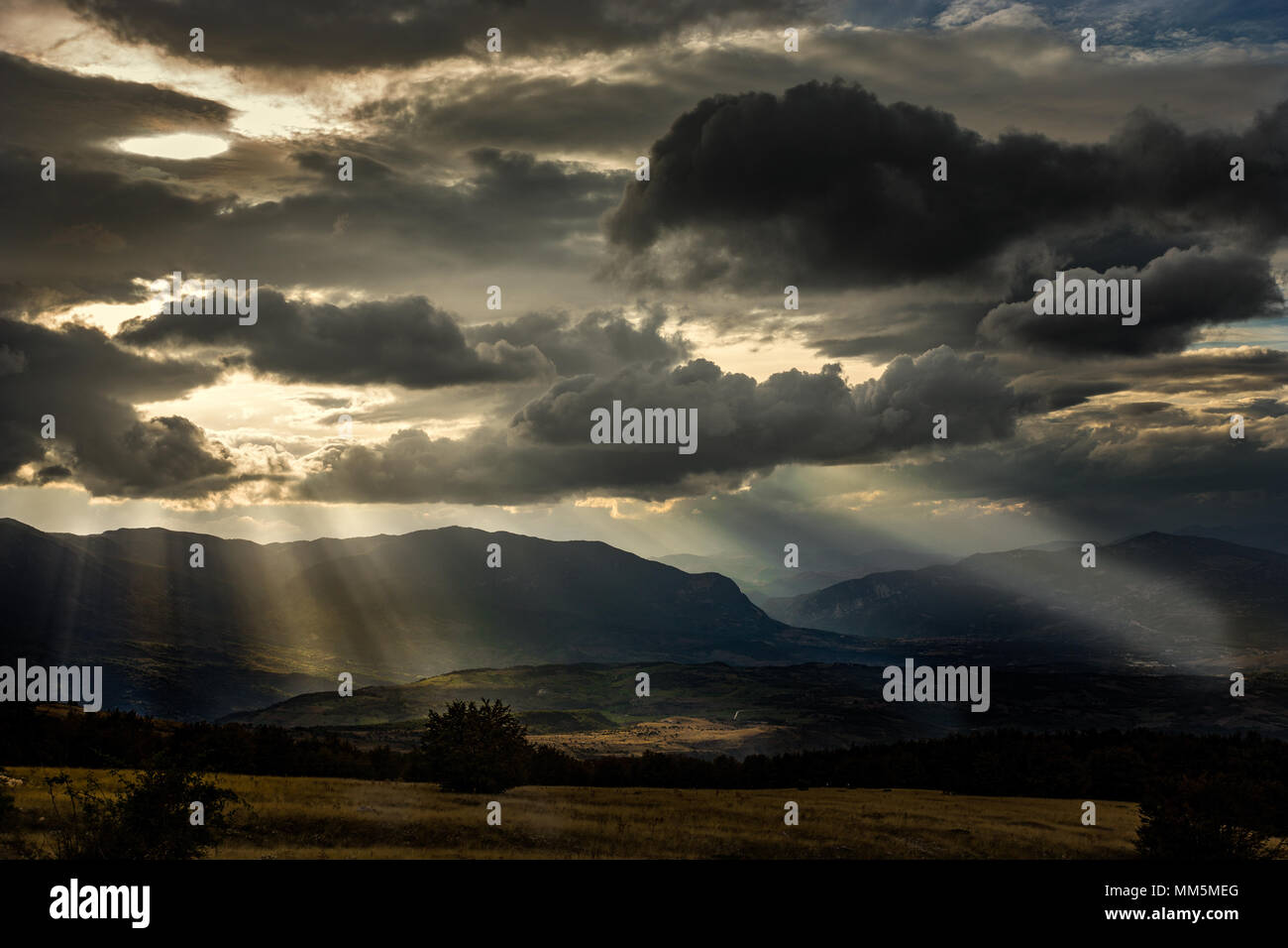 Tramonto sul Gran Sasso e la Majella mountain range. Abruzzo Foto Stock