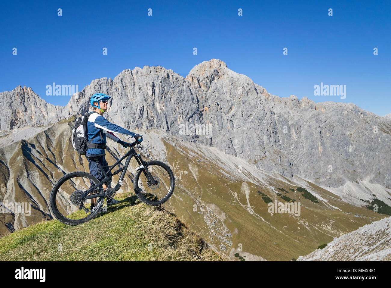 Mountain Biker gode di vista panoramica sulla cima della montagna, Tirolo, Austria Foto Stock