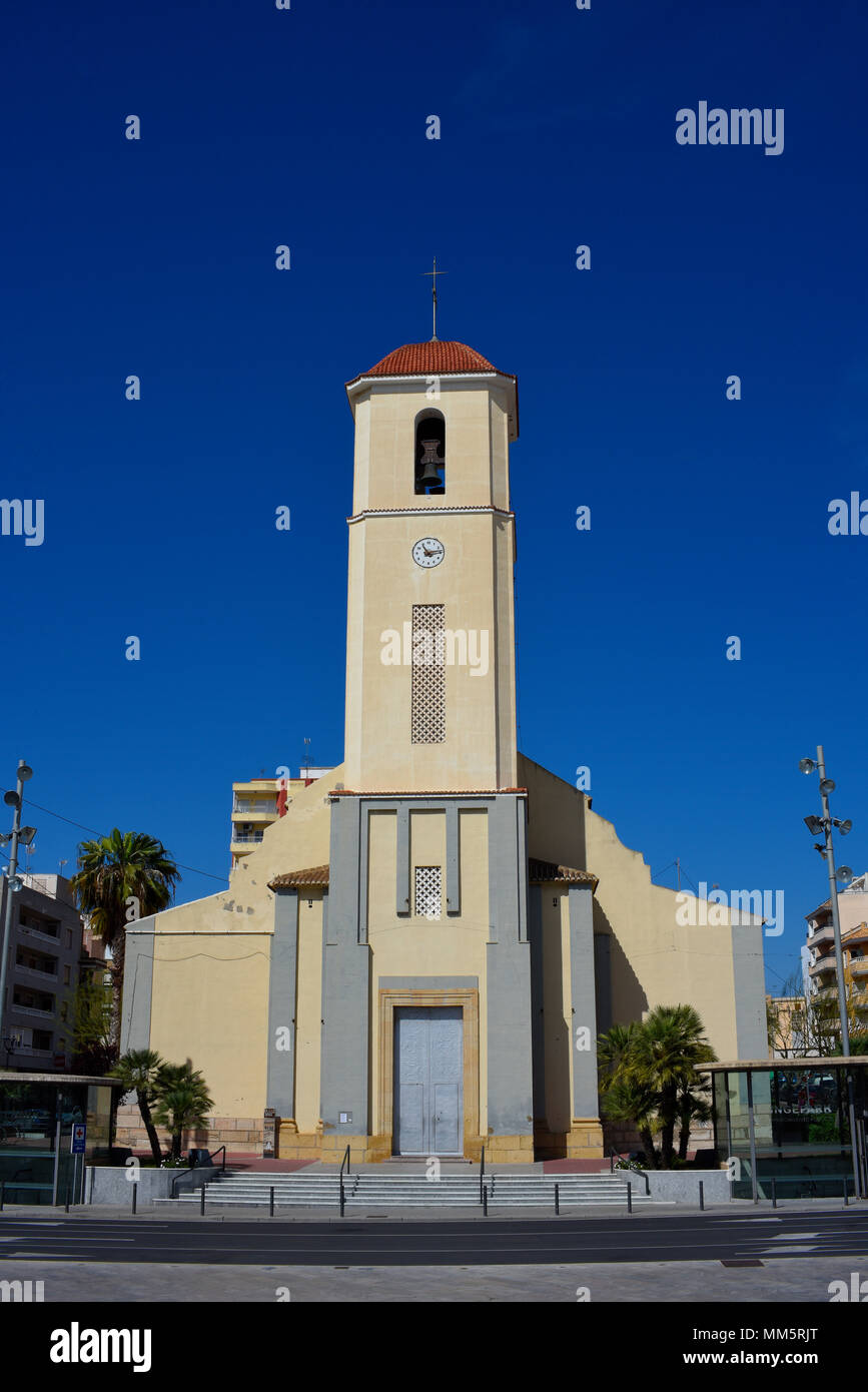 Esglesia de Sant Jaume, Chiesa di San Giacomo, Guardamar del Segura, Spagna. Costa Blanca, cielo blu. Campanile Foto Stock