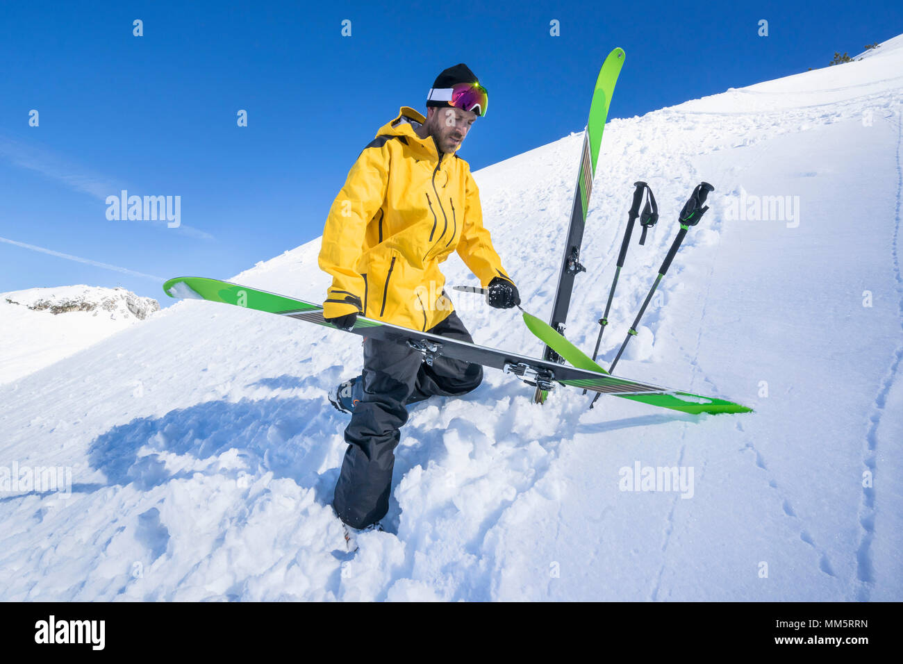 L'uomo prendendo il largo Pelle sci, Baviera, Germania, Europa Foto Stock