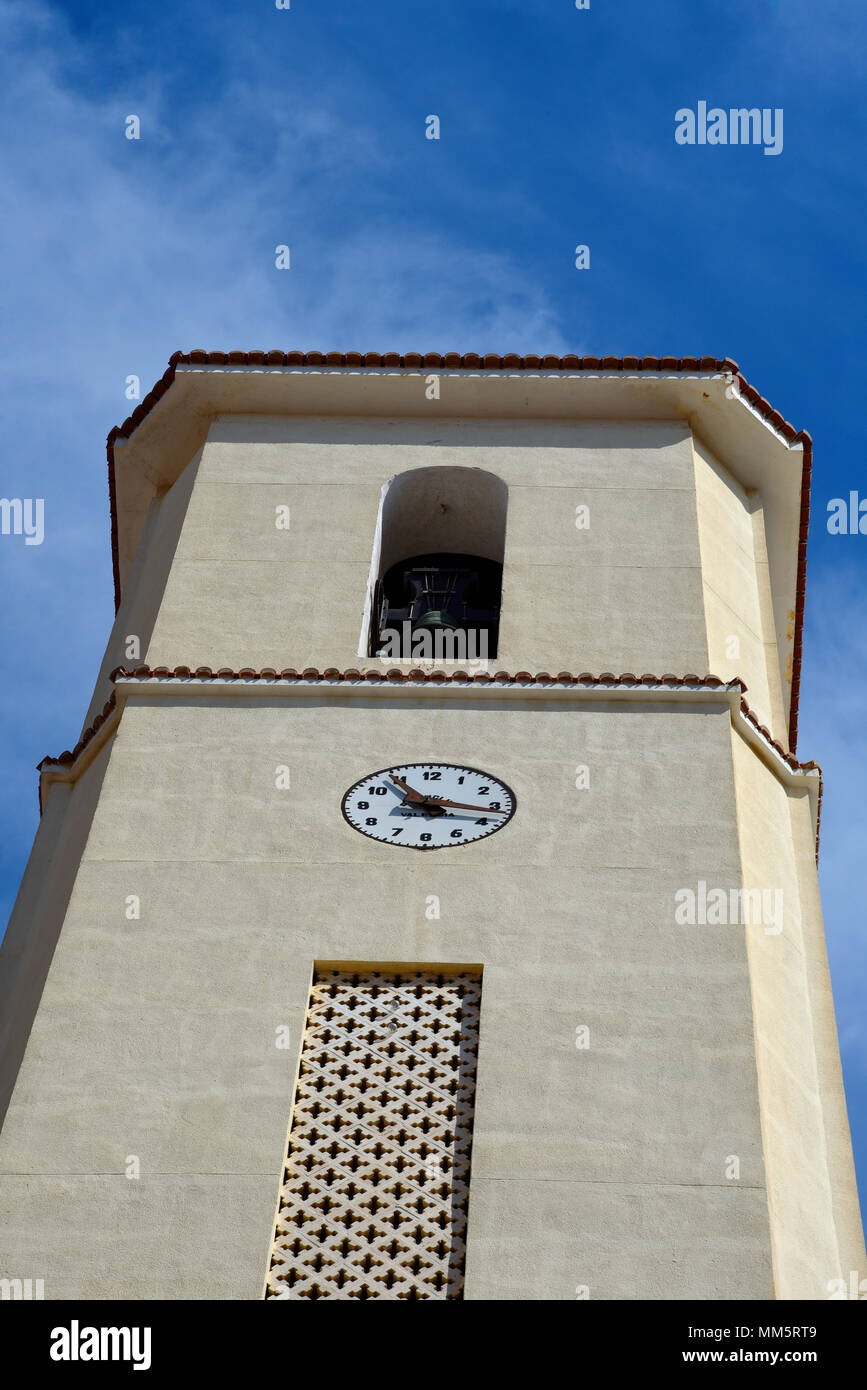 Esglesia de Sant Jaume, Chiesa di San Giacomo, Guardamar del Segura, Spagna. Costa Blanca, cielo blu. Orologio sul campanile Foto Stock
