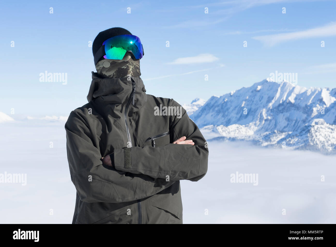 Ritratto di un uomo con il volto coperto con cime innevate sullo sfondo, Baviera, Germania, Europa Foto Stock