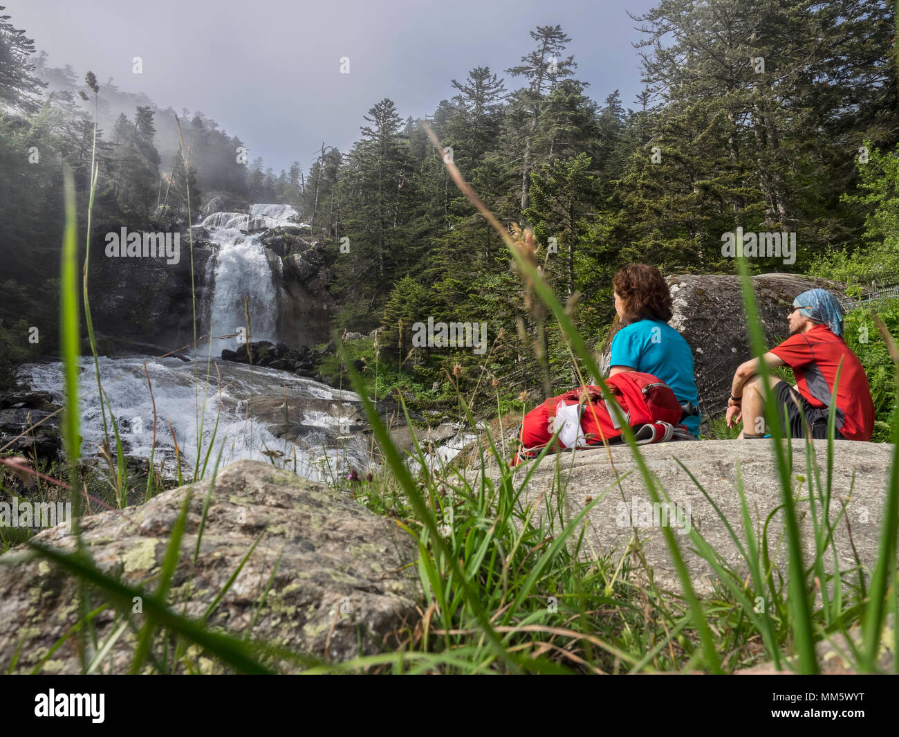 Gli escursionisti ammirando vista panoramica delle cascate del Gave de Gaube river, Francia Foto Stock