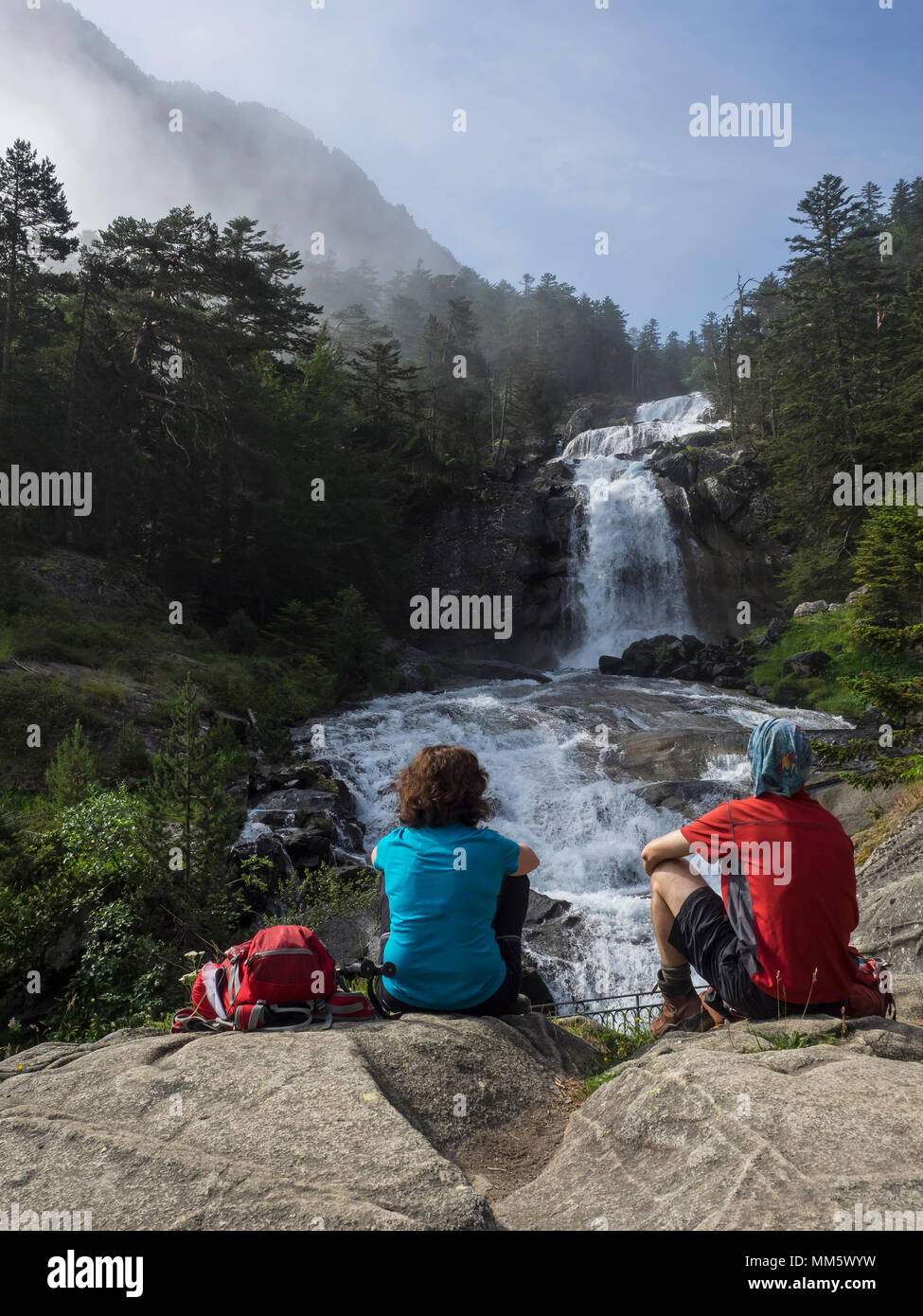 Gli escursionisti ammirando vista panoramica delle cascate del Gave de Gaube river, Francia Foto Stock