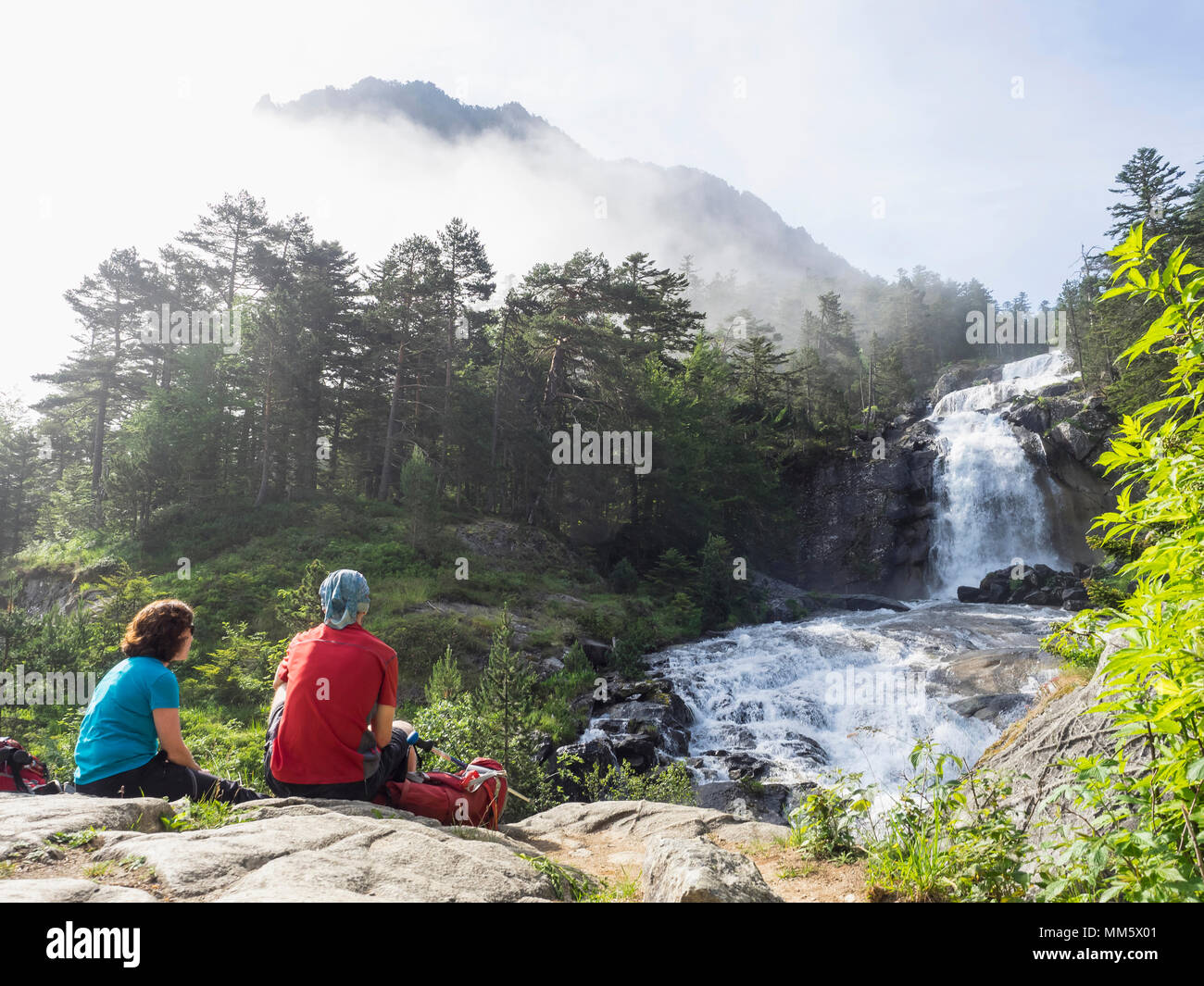 Gli escursionisti ammirando vista panoramica delle cascate del Gave de Gaube river, Francia Foto Stock