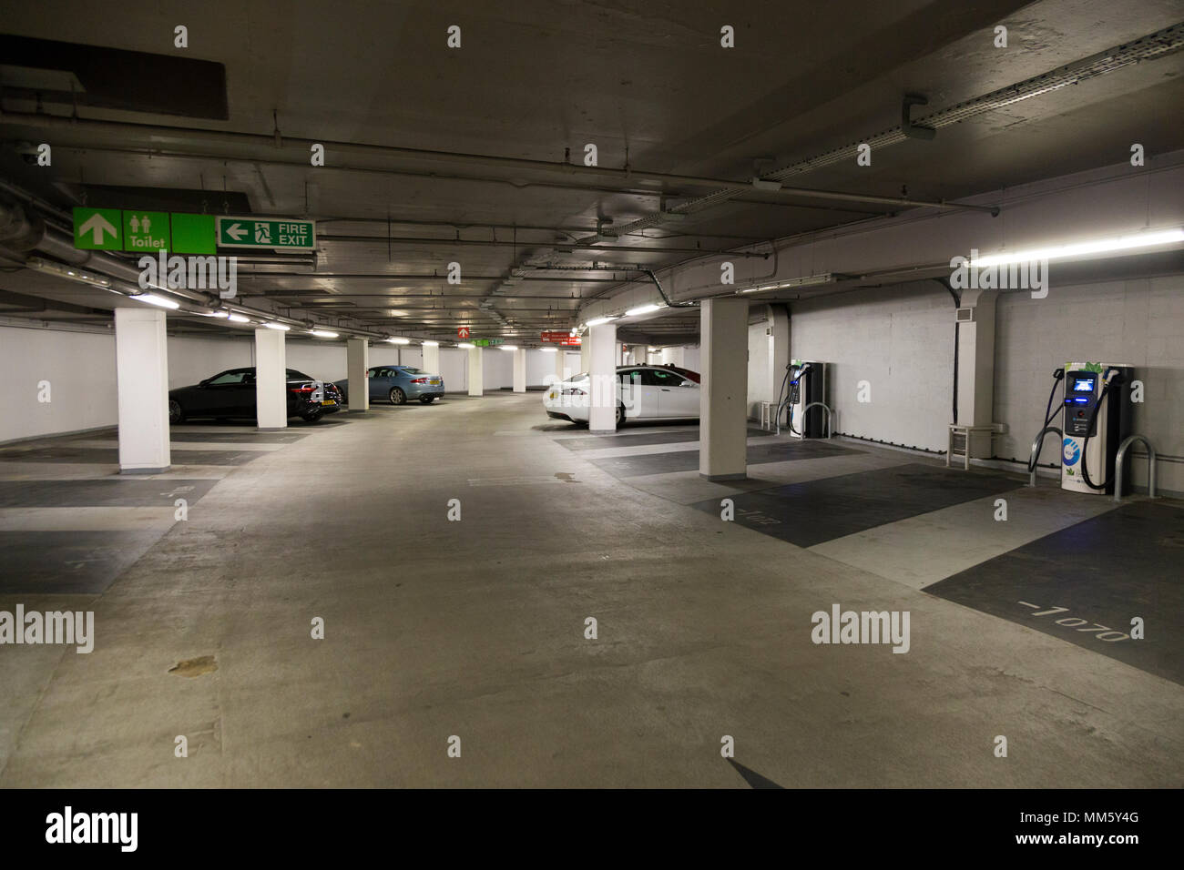 Auto, auto elettrica per la ricarica delle batterie e punti di carica dentro la metropolitana multipiano / livello parco auto gestito da Q Park di Cavendish Square. Londra. W1G 0PN. Regno Unito. (96) Foto Stock