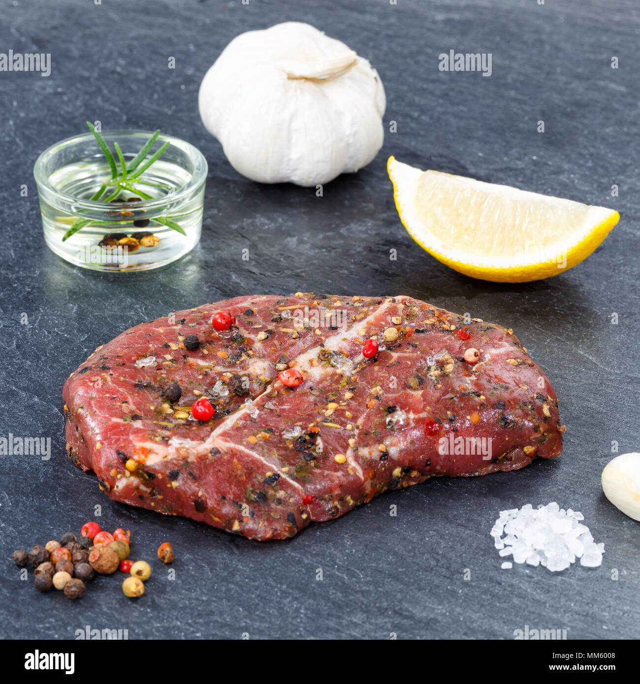 Carne di manzo crudo steak quadrato su ardesia vista superiore Foto Stock