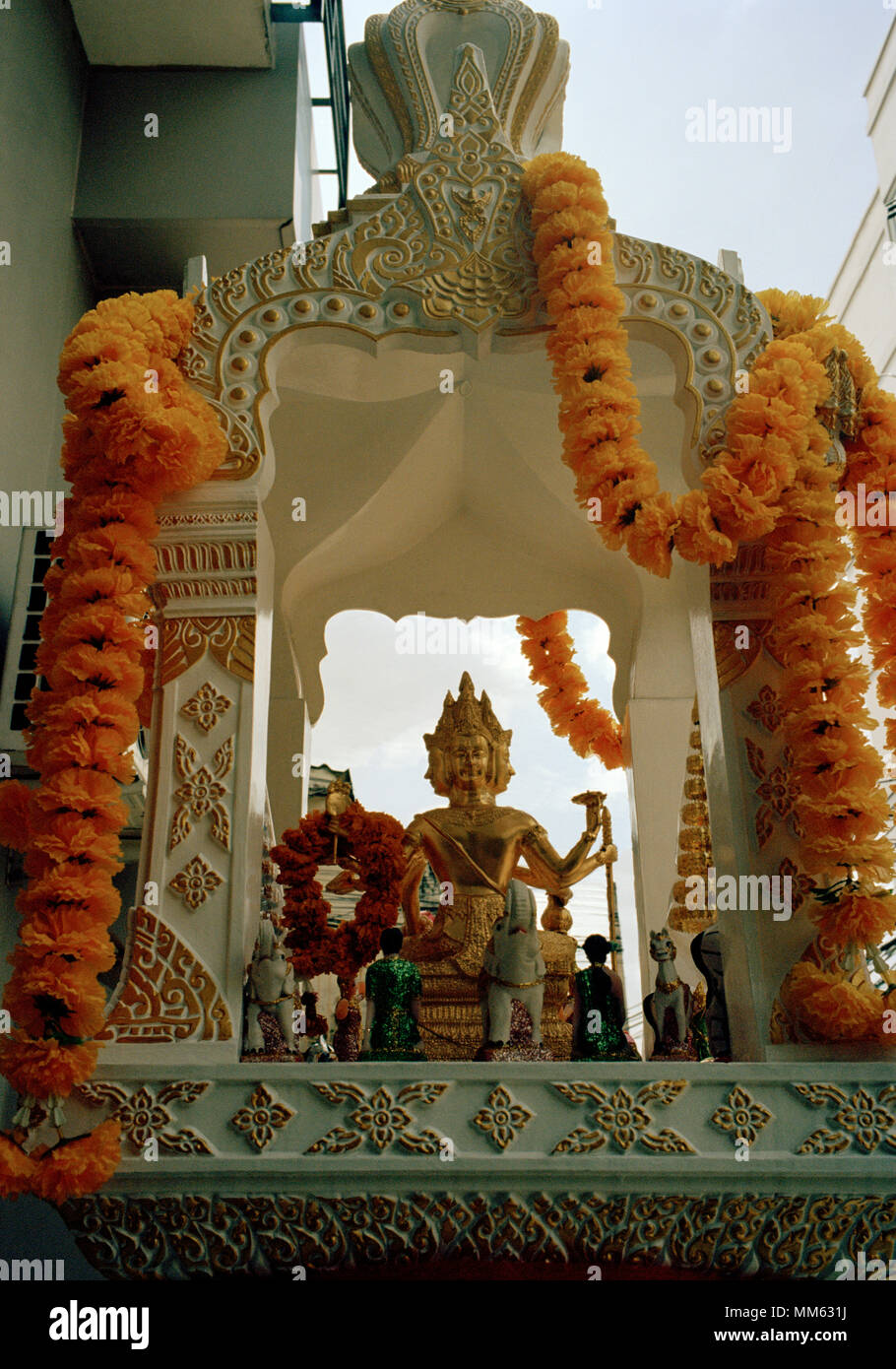 I religiosi tailandesi santuario di strada a Bangkok in Tailandia in Asia del sud-est in Estremo Oriente. Il Buddismo indù arte buddhista Travel Foto Stock