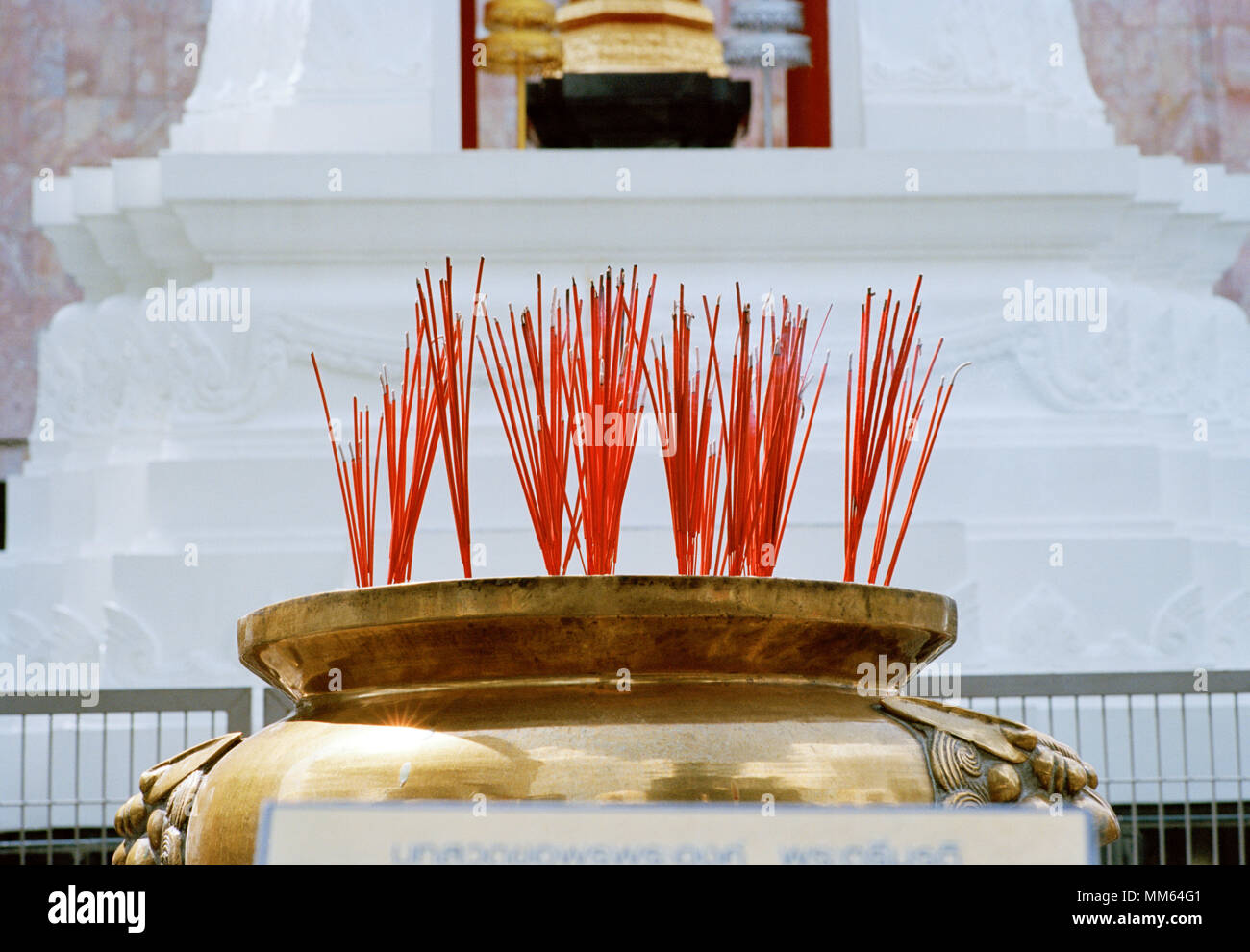 Bastoncini di incenso alla statua di Trimurti Dio dell amore al mondo centrale di Bangkok in Thailandia nel sud-est asiatico in Estremo Oriente. La religione Viaggi Religiosi Foto Stock