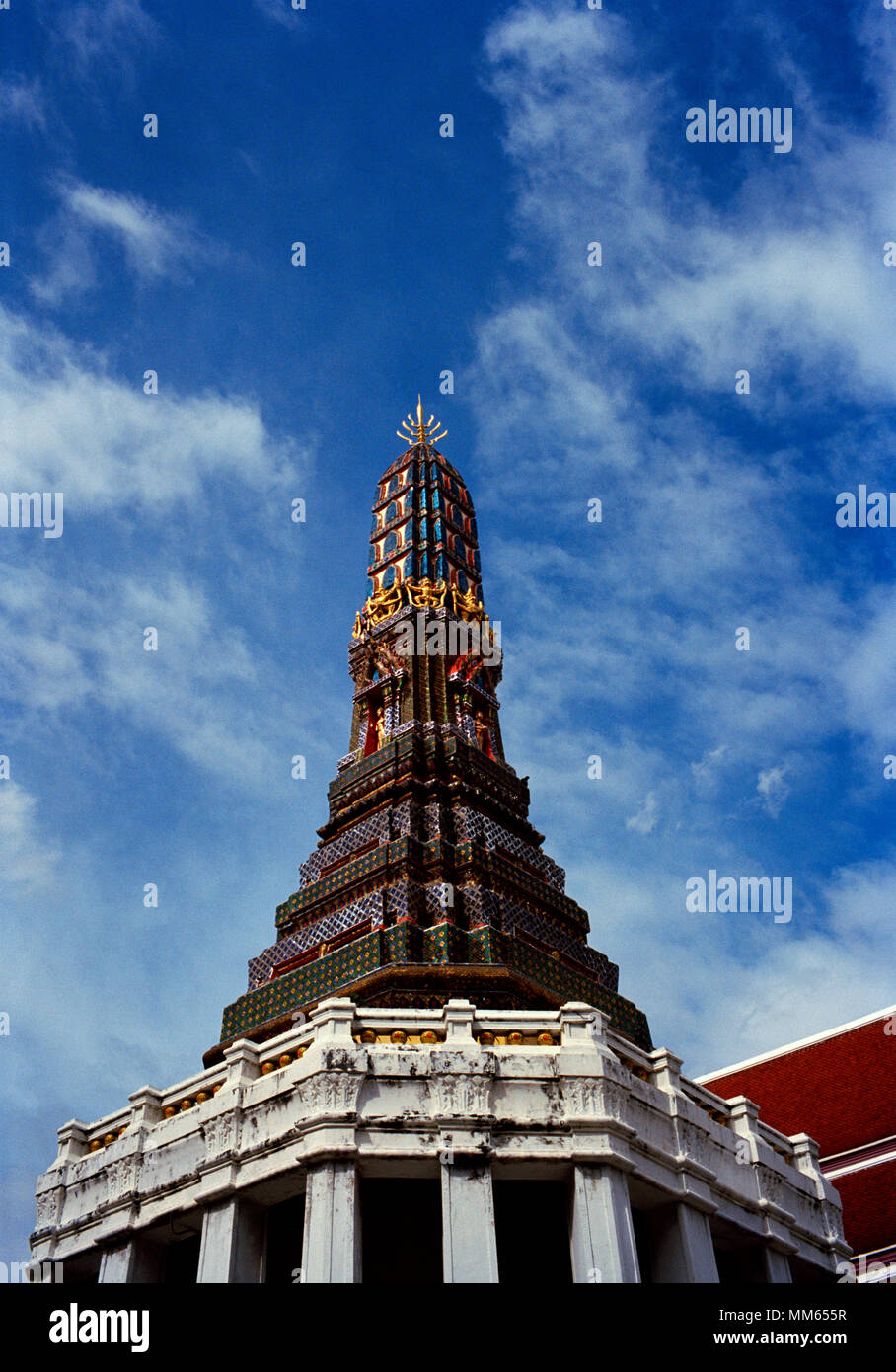 Tempio buddista - Prang al Wat Intharam Worawihan in Wong Wian Yai Thonburi a Bangkok in Tailandia in Asia del sud-est in Estremo Oriente. Il buddismo Travel Foto Stock