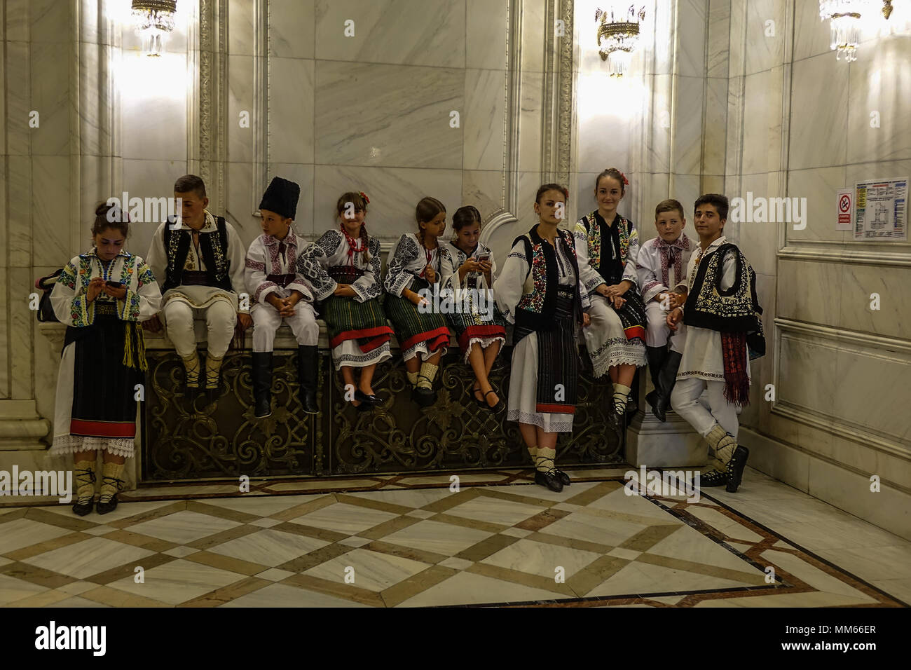 Il rumeno il gruppo folk in Ceausescu's Palace, Romania Foto Stock