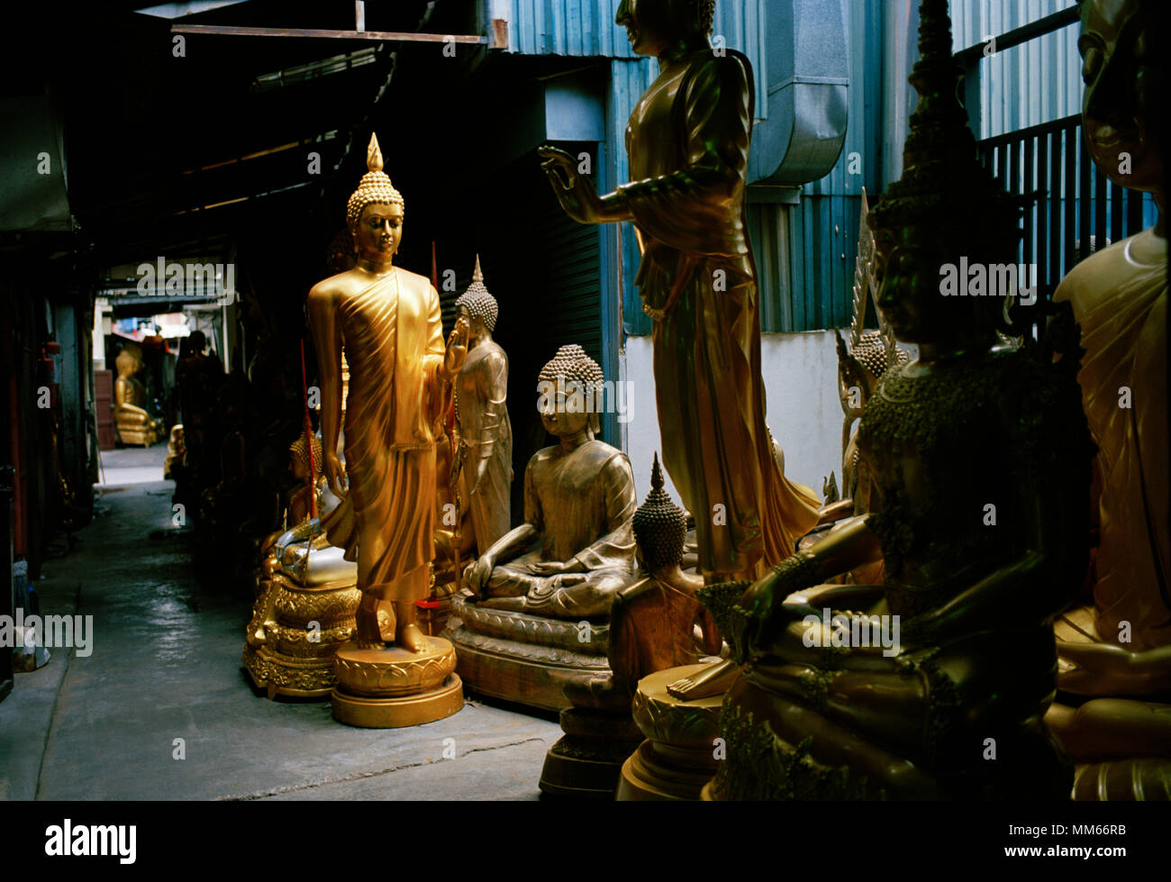 Il Buddismo tailandese - statua di Buddha arte in vendita in Bamrung Muang Road di Bangkok in Thailandia nel sud-est asiatico in Estremo Oriente. Serenità buddista viaggio sereno Foto Stock