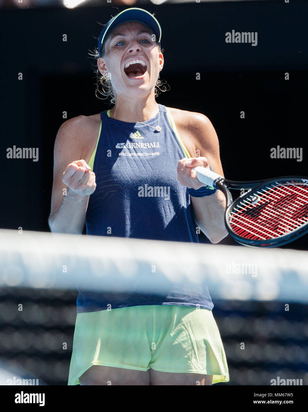 Il tedesco giocatore di tennis Angelique Kerber rendendo un pugno e rasserenanti durante il singolare femminile match in Australian Open 2018 Torneo di Tennis, Melbourne Par Foto Stock