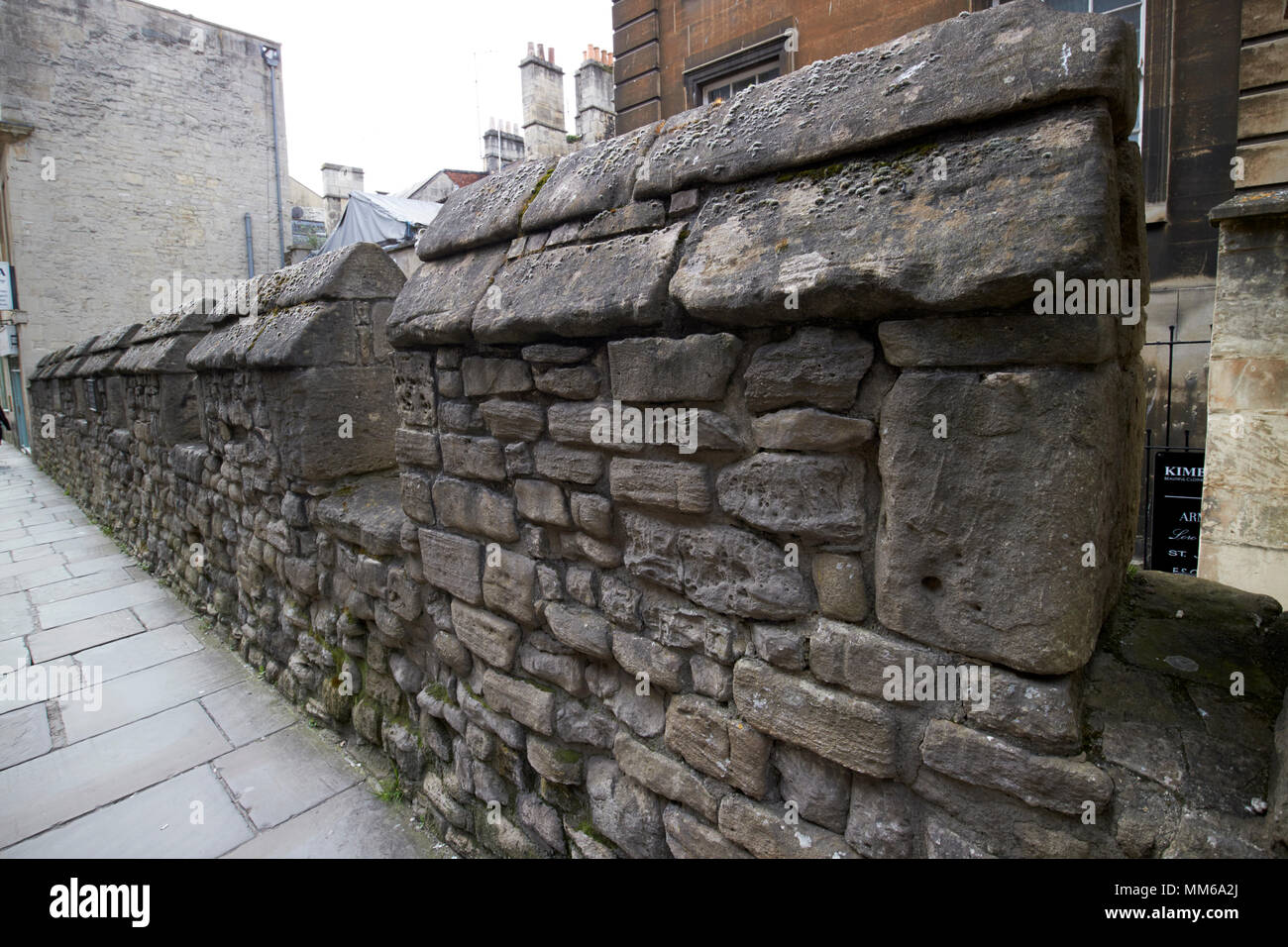 Rimanente parte della cinta muraria medievale della città di Bath England Regno Unito Foto Stock