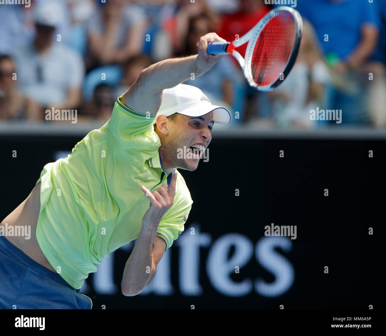 Austrian giocatore di tennis Dominic Thiem colpendo un servizio girato in Australian Open 2018 Torneo di Tennis, Melbourne Park, Melbourne, Victoria, Australia. Foto Stock