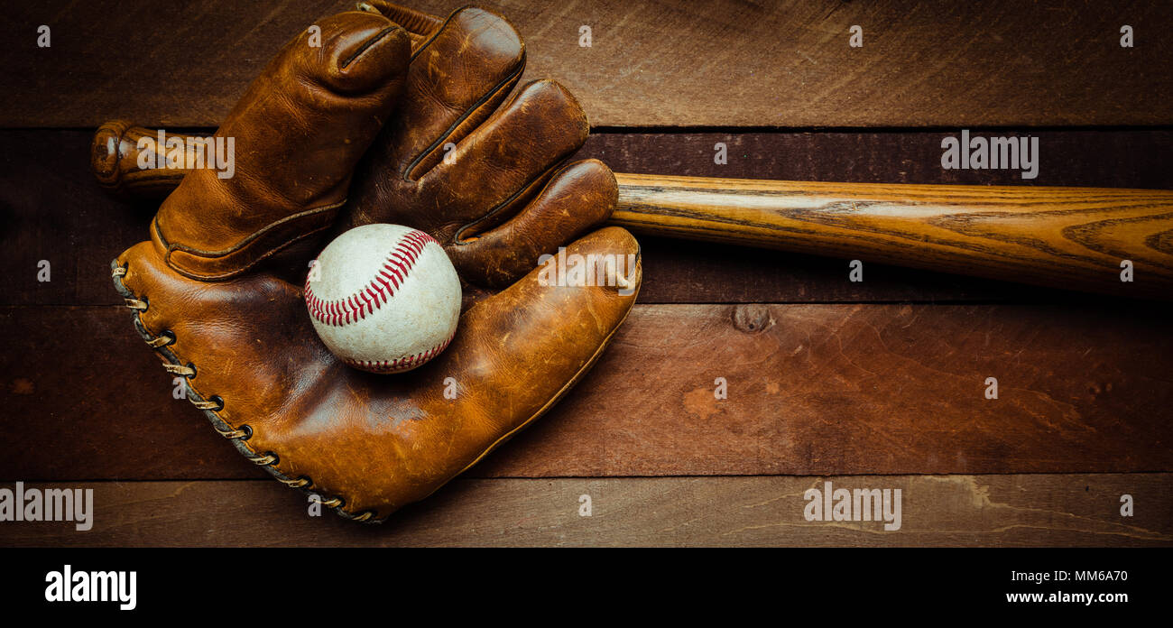 Vintage baseball ingranaggio su un sfondo di legno Foto Stock