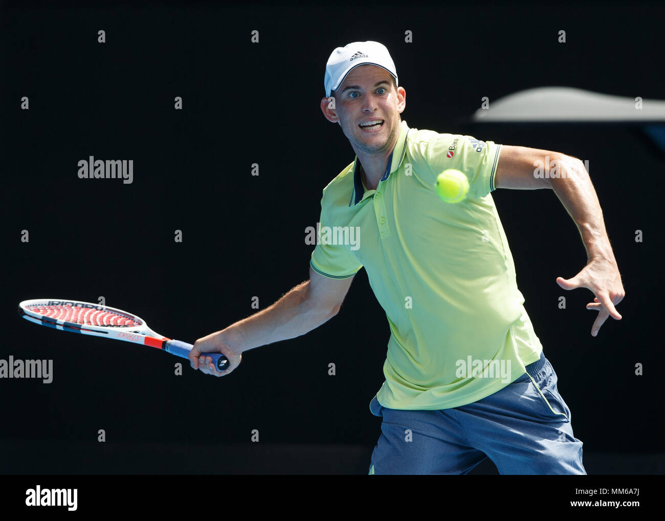 Austrian giocatore di tennis Dominic Thiem giocando diretti shot in Australian Open 2018 Torneo di Tennis, Melbourne Park, Melbourne, Victoria, Australia. Foto Stock