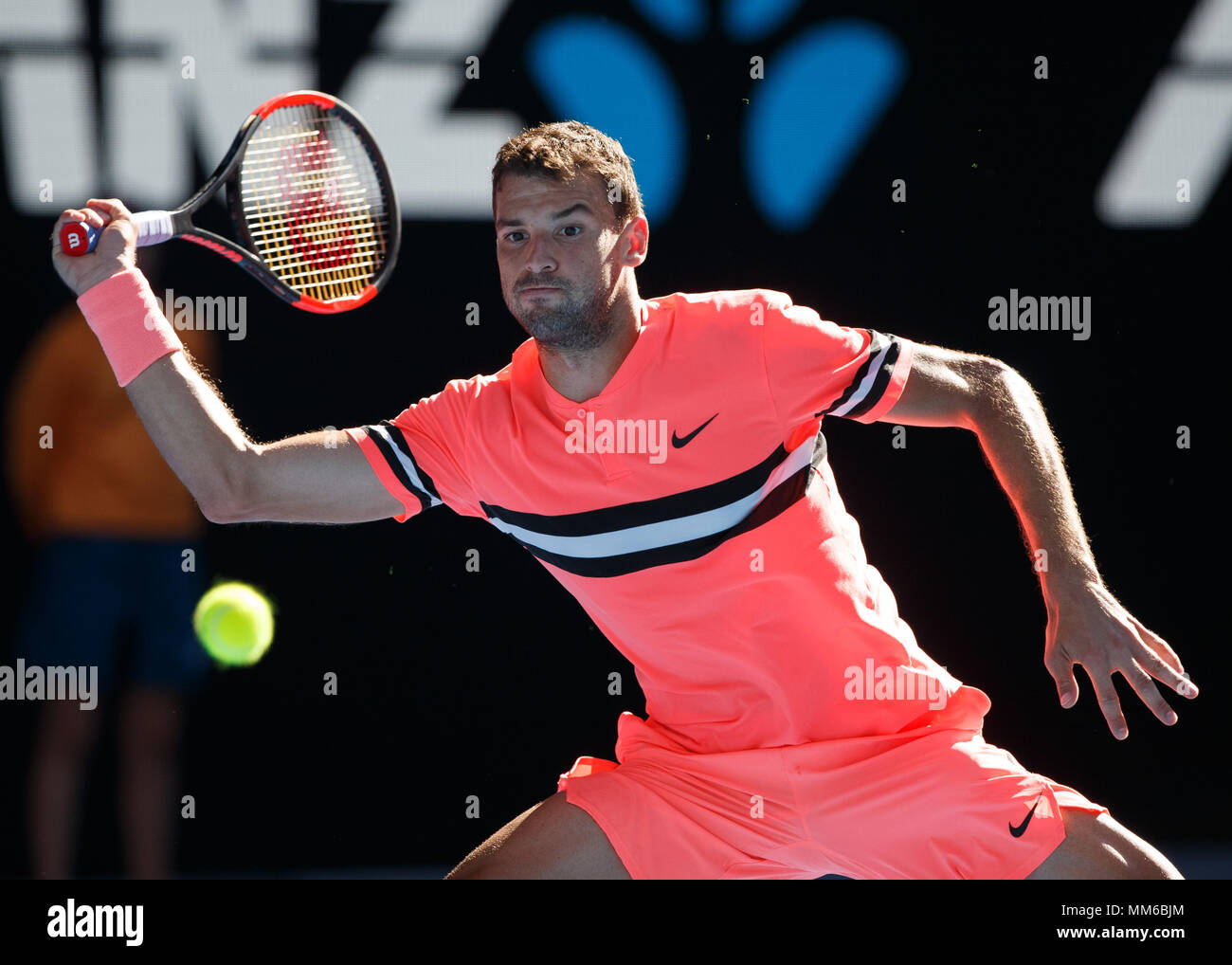 Il bulgaro giocatore di tennis Grigor Dimitrov giocando diretti shot durante la caduta, Australian Open 2018 Torneo di Tennis, Melbourne Park, Melbourne, Victo Foto Stock