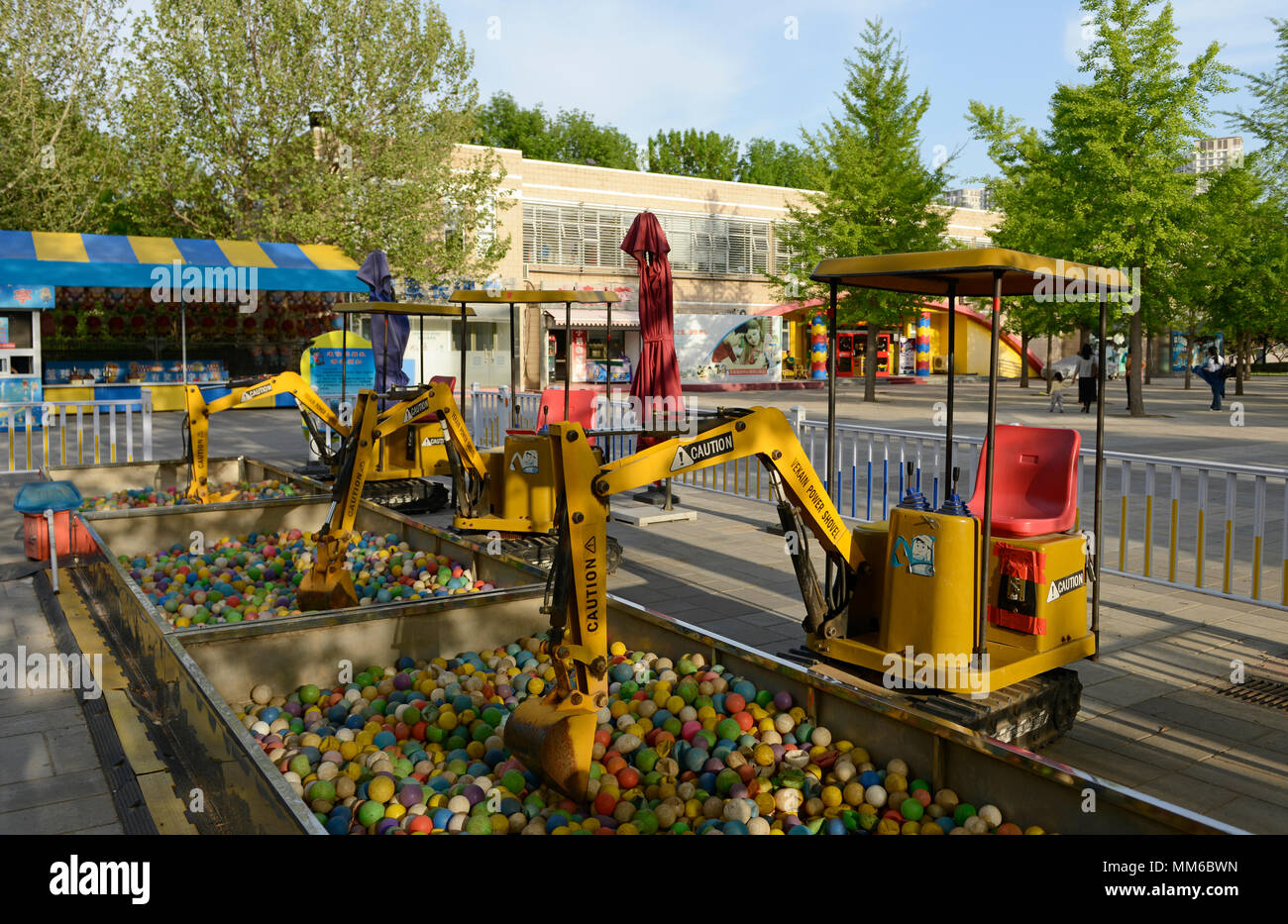 Per i bambini di scavo a sfera il divertimento ti aspetta alcuni scommettitori nel Parco Chaoyang a Pechino, Cina Foto Stock