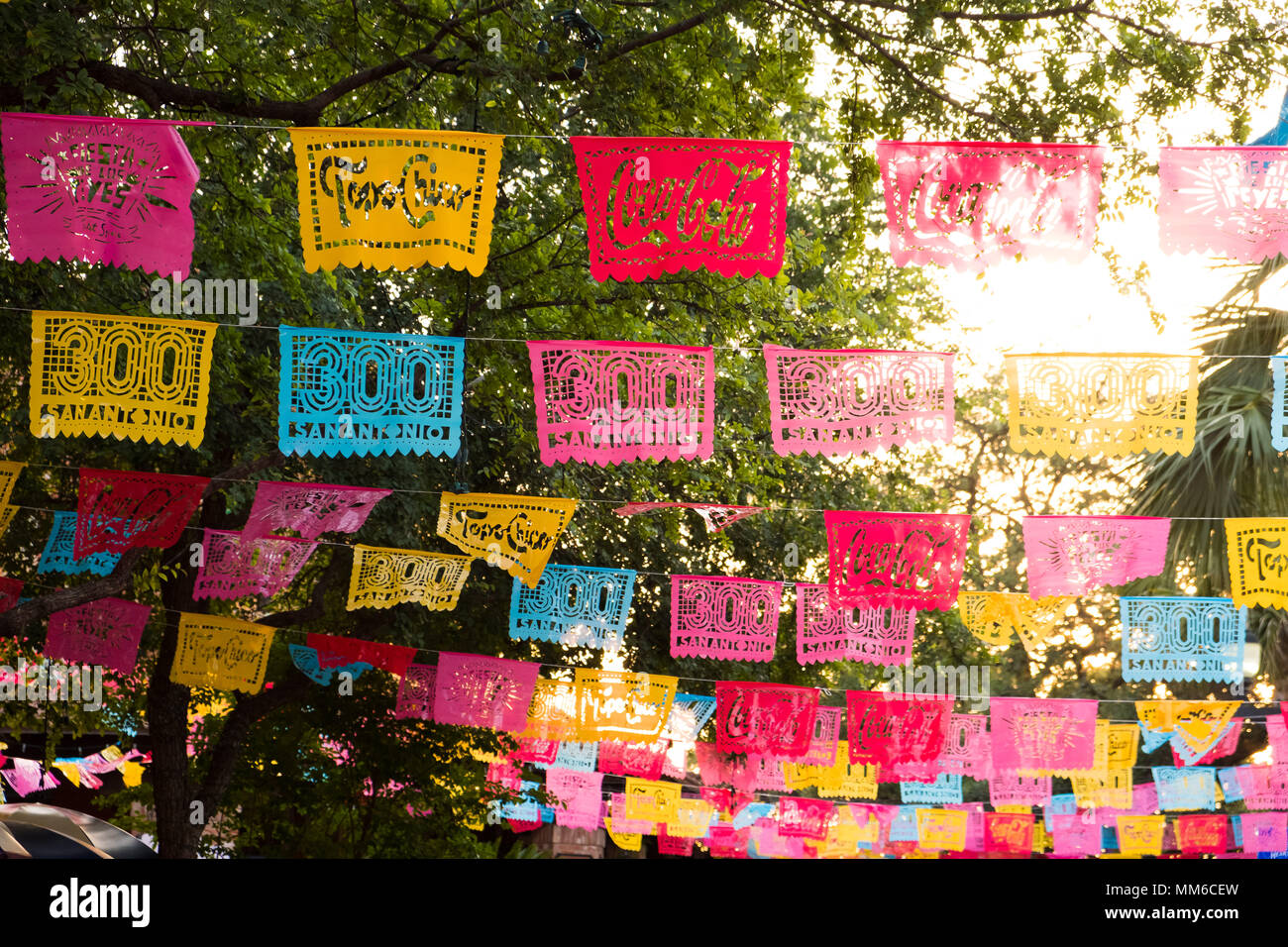 San Antonio, Texas - 18 Aprile 2018: Fiesta flag vengono condizionati per l'anno tricentennial della città di San Antonio, TX. Foto Stock