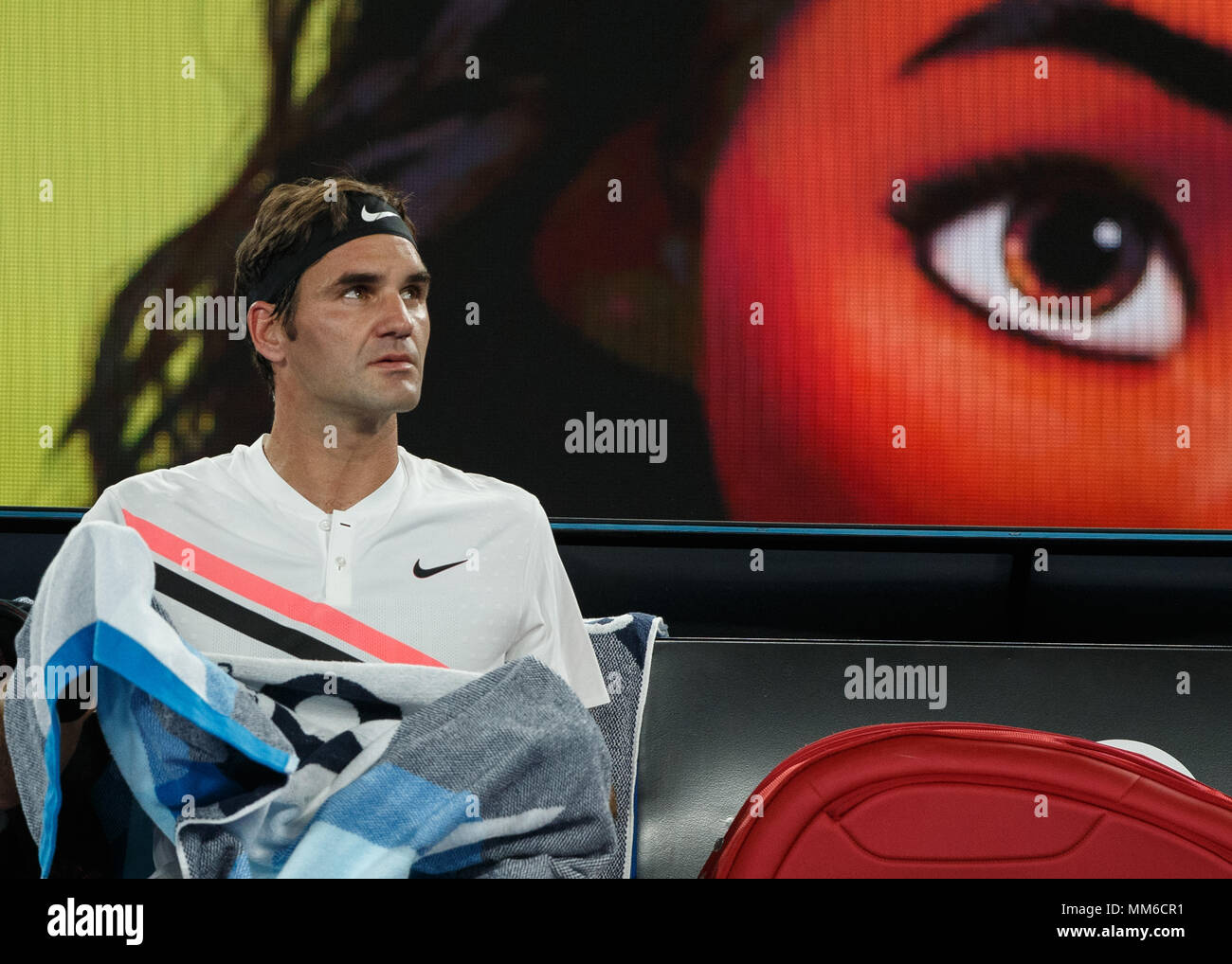 Swiss giocatore di tennis Roger Federer seduta sul banco durante la pausa in Australian Open 2018 Torneo di Tennis, Melbourne Park, Melbourne, Victoria, Au Foto Stock