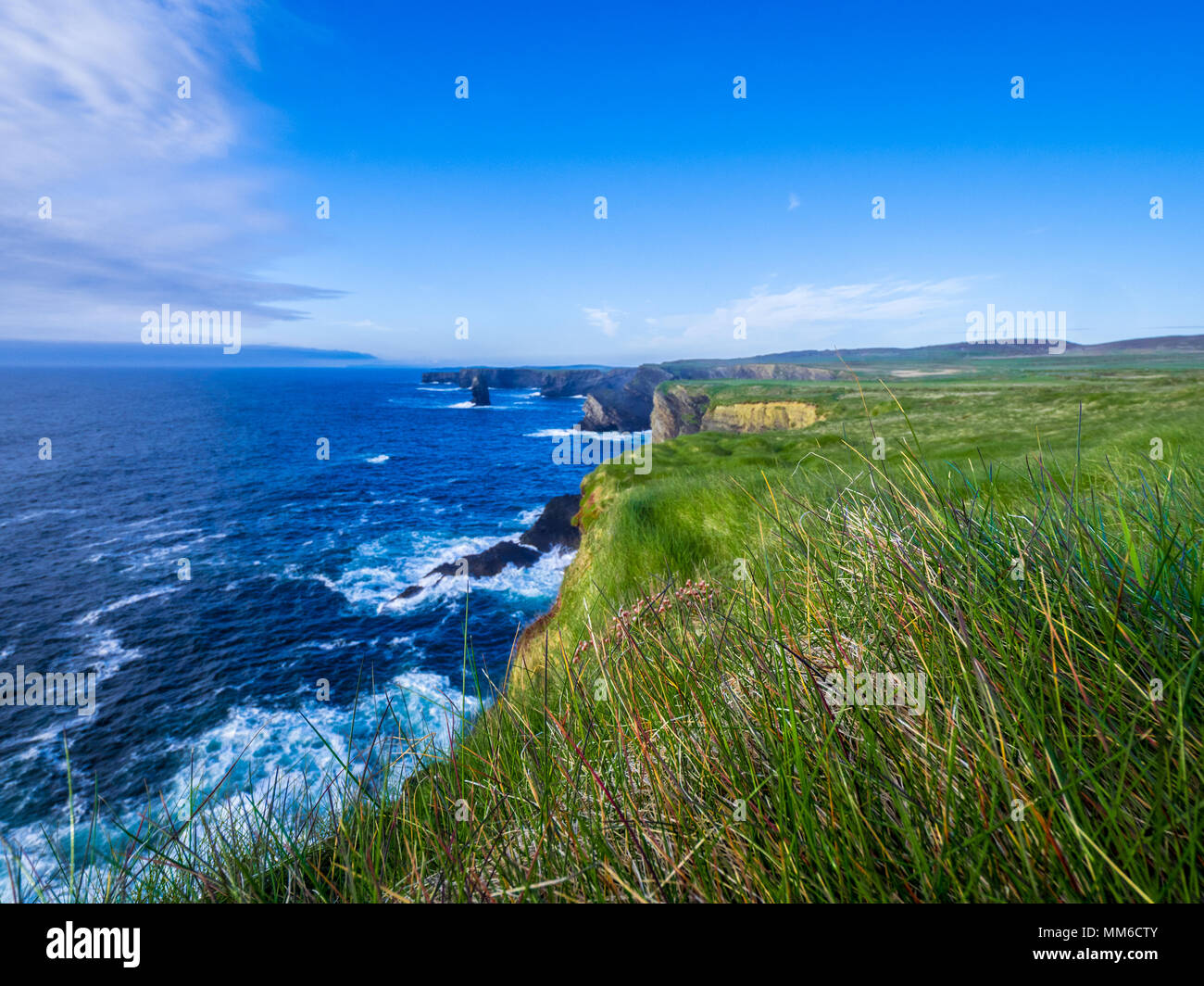 Bella irlandese sulla costa occidentale dell'Oceano Atlantico a scogliere di Kilkee Foto Stock