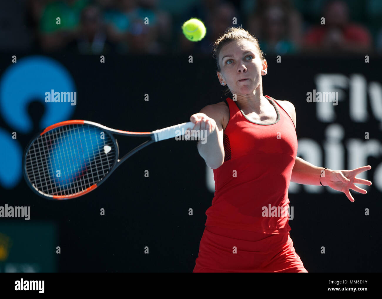 Rumeno giocatore di tennis Simona Halep giocando diretti shot in Australian Open 2018 Torneo di Tennis, Melbourne Park, Melbourne, Victoria, Australia. Foto Stock