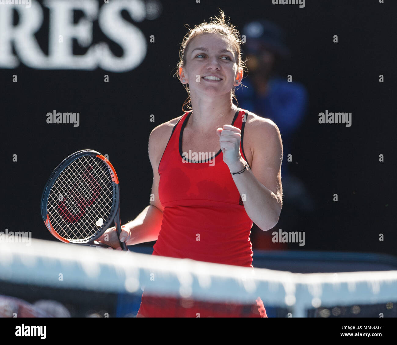 Rumeno giocatore di tennis Simona Halep rendendo un pugno e rasserenanti durante il singolare femminile match in Australian Open 2018 Torneo di Tennis, Melbourne Par Foto Stock
