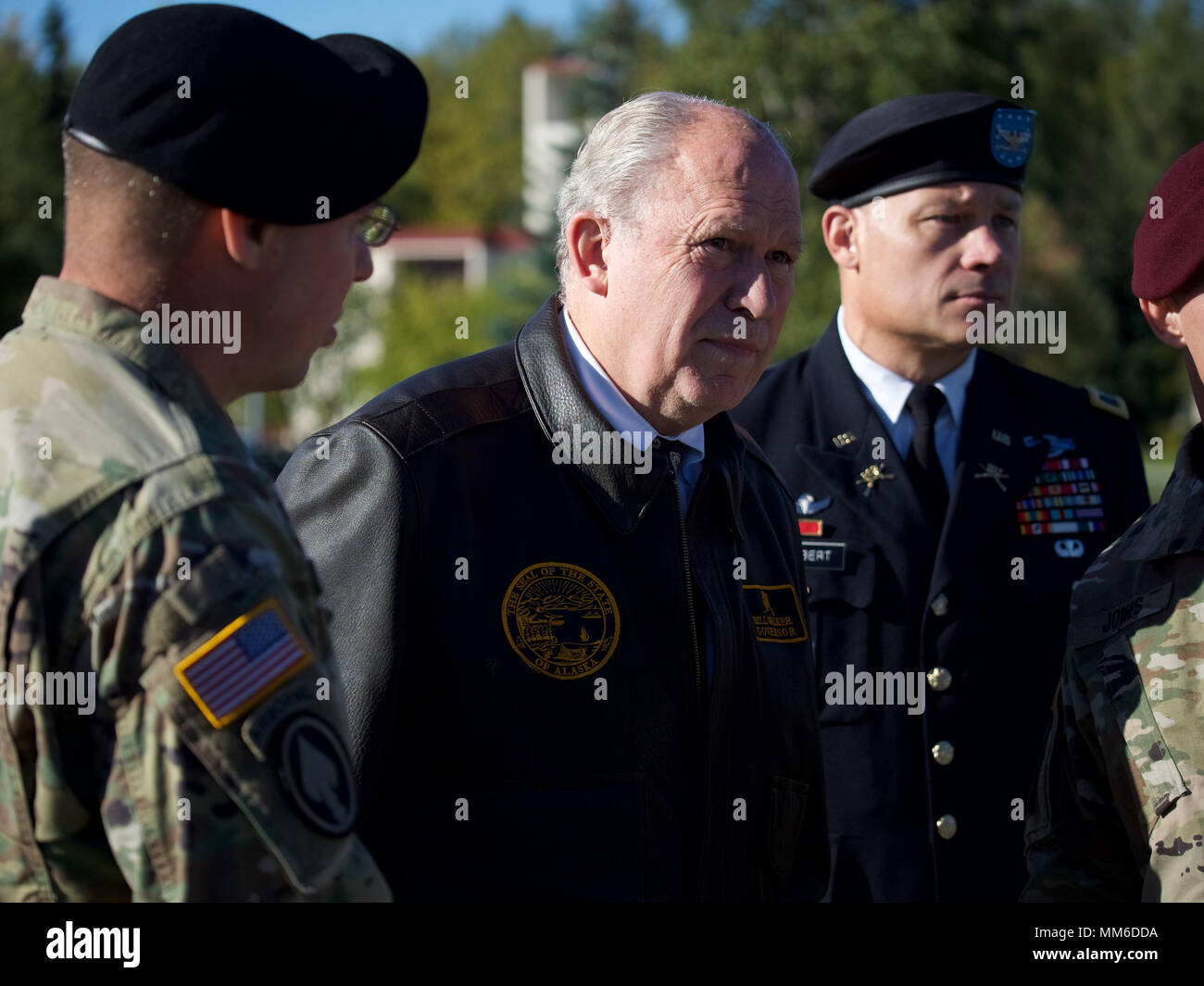 Alaska Gov. Bill Walker incontra con gli Stati Uniti Esercito di funzionari in Alaska prima della quarta brigata Combat Team (airborne), XXV divisione di fanteria, Afghanistan cerimonia di distribuzione sett. 8, 2017, in corrispondenza del giunto Base-Elmendorf-Richardson. La Brigata Spartan è uno dei due brigate dell esercito di stanza in Alaska. (U.S. Air Force foto di David Bedard) Foto Stock