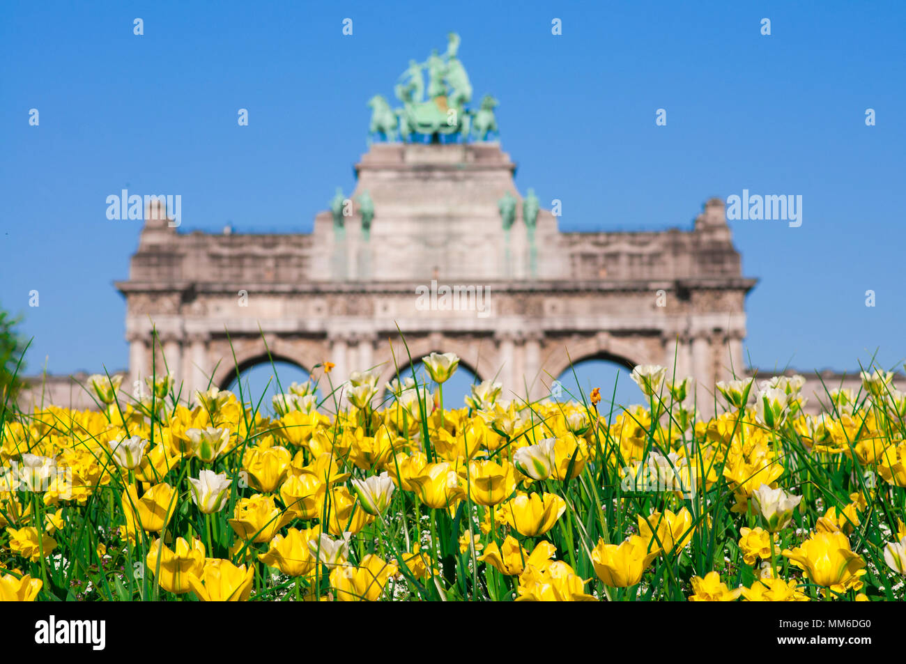 Arco di Trionfo al Parc du Cinquantenaire / Jubelpark a Bruxelles, in Belgio. Aprile 2018. Con letto di fiori nella parte anteriore. Foto Stock