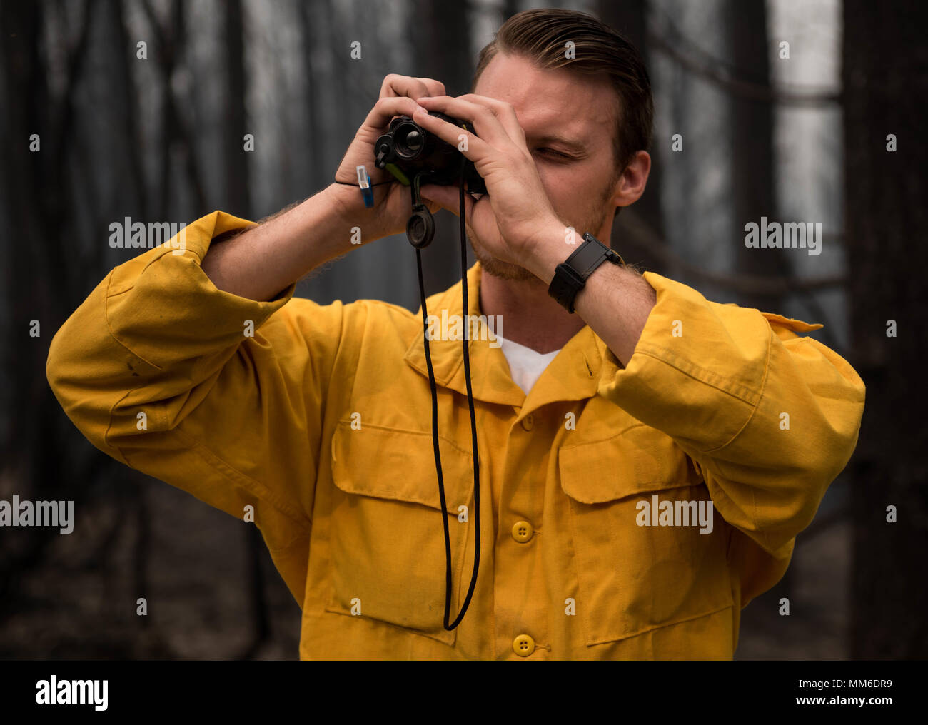 Stati Uniti Air Force Senior Airman Giacobbe Hughes, un giunto di attacco terminale controllore assegnato all'aria 146supportano operazioni Squadron, Idaho Air National Guard,, utilizza un mini monoculare termico per identificare le fonti di calore sett. 1, 2017, Brookings, Oregon. Un mini monoculare termico può essere utilizzato per individuare la linea di fuoco, hot spot e altre fonti di calore mediante una elevata risoluzione del sensore termico. (U.S. Air Force foto/Senior Airman Sean Campbell) Foto Stock