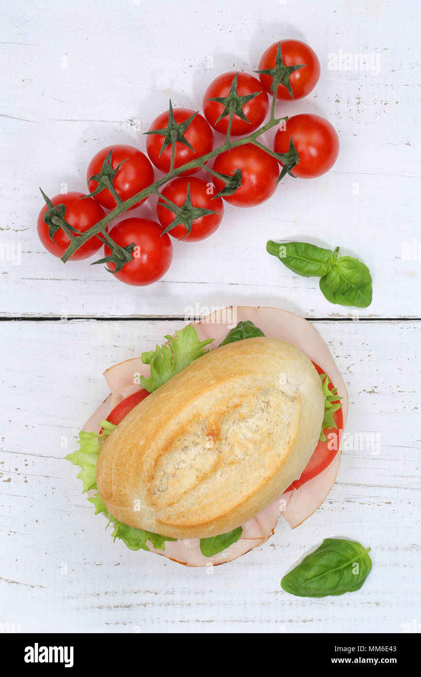Baguette Sandwich al prosciutto da sopra il formato ritratto su tavola di legno legno Foto Stock