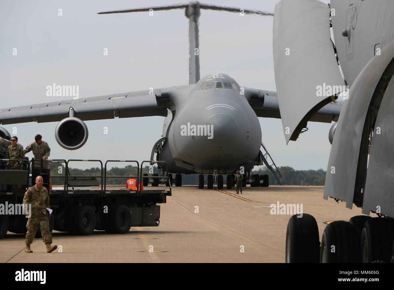 FORT CAMPBELL, Ky. - I soldati con la 101st combattere la Brigata Aerea, 101st Airborne Division (Air Assault) e gli avieri assegnato alla sessantottesima Airlift Squadron, 433rd Airlift Wing, preparare per caricare HH-60 medevac elicotteri Blackhawk in due C-5M Super Galaxy velivoli, Sett11. L'aria in caso di funzionamento con carico è parte dell'101st Abn. Div. i preparativi per il supporto di uragano Irma soccorsi. Mentre la divisione ha ricevuto ordini per riposizionare alcune delle sue forze, essa non è stata ordinata per assistere nella totale dell'esercito di supporto locali, statali e federali di uragano agli sforzi di risposta e la difesa Departmen Foto Stock