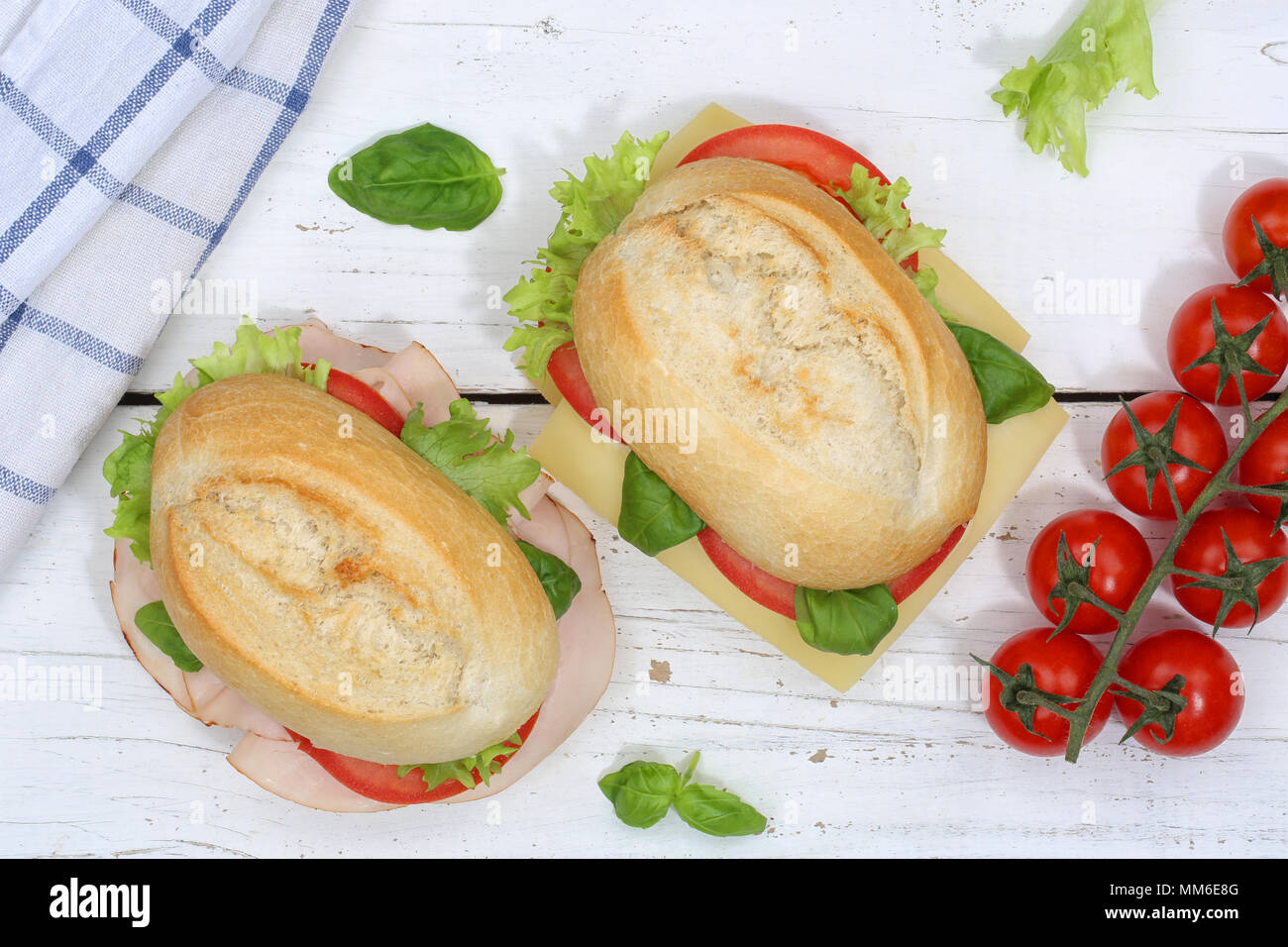 Panino baguette con prosciutto e formaggio dal di sopra sulla tavola di legno legno Foto Stock