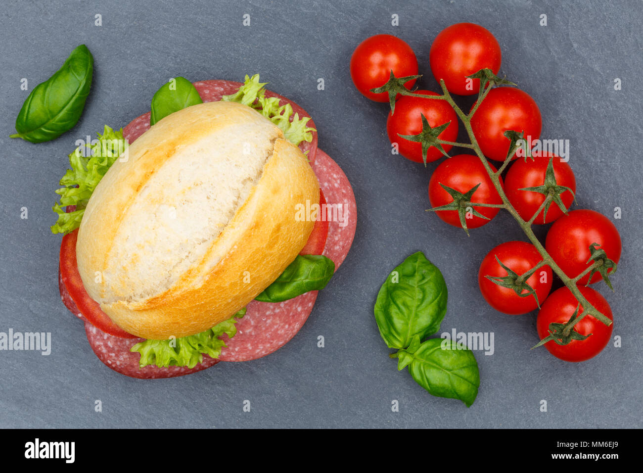 Baguette sandwich con salame prosciutto di ardesia sopra vista superiore Foto Stock