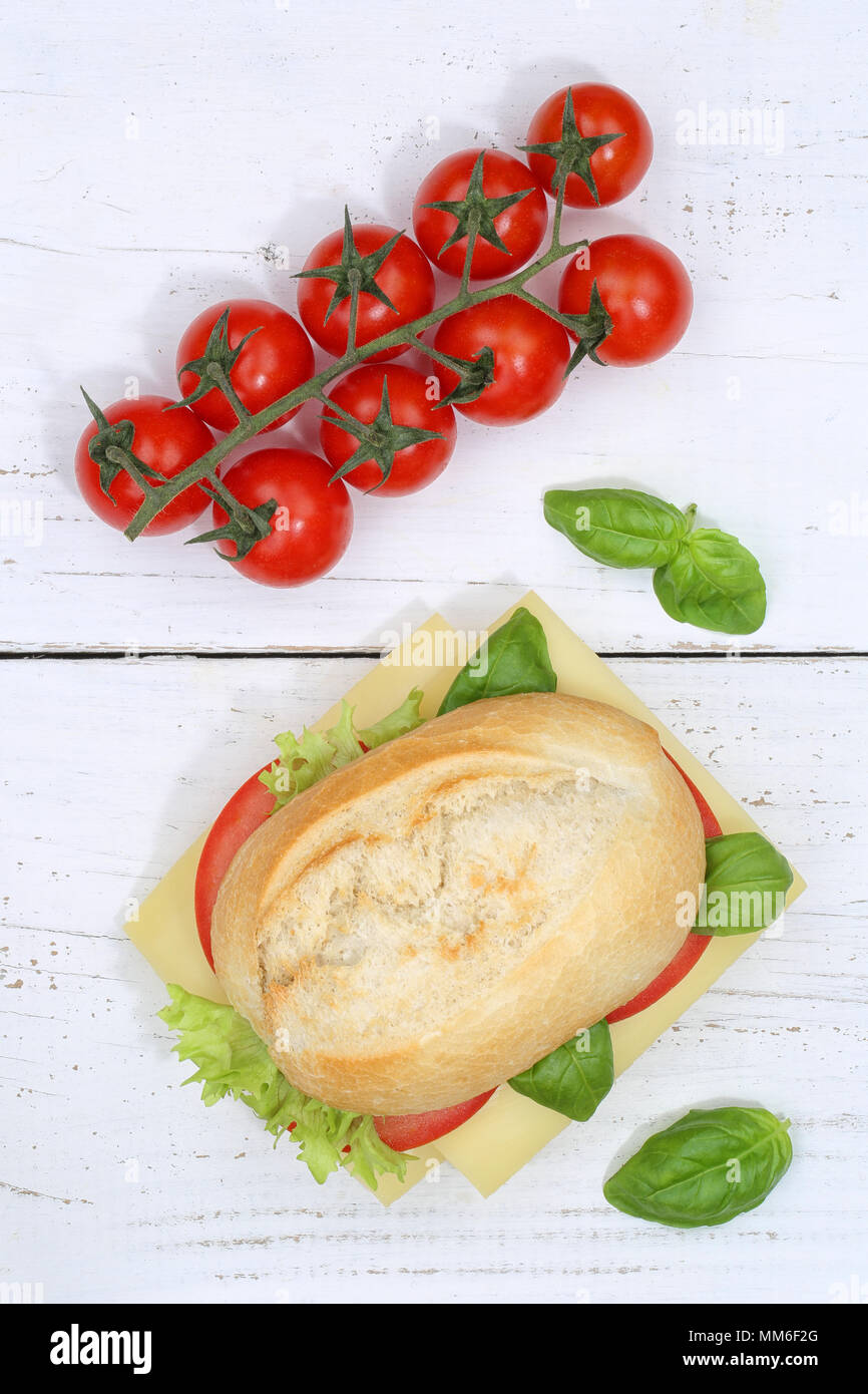 Baguette sandwich con formaggio da sopra il formato ritratto su tavola di legno legno Foto Stock