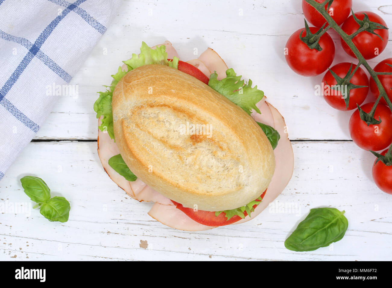 Baguette sandwich con prosciutto dal di sopra sulla tavola di legno legno Foto Stock