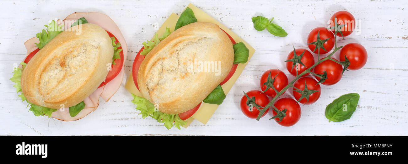 Panino baguette con prosciutto e formaggio dal di sopra banner su tavola di legno legno Foto Stock