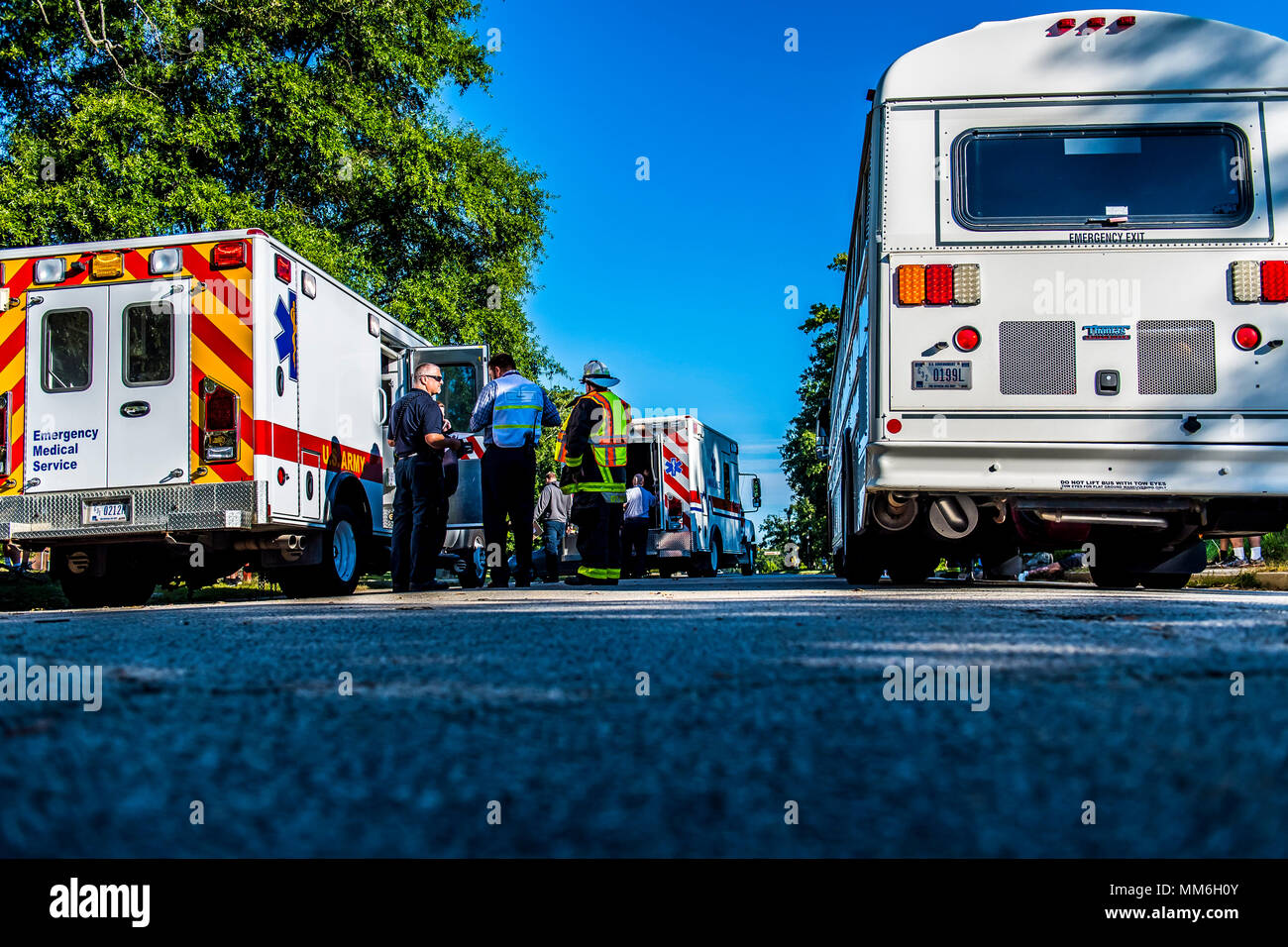 FORT BELVOIR, VA.-- (8 settembre 2017)--militari e civili per i membri del team di tutta la regione di partecipare a un full-Massa scala Casualty Esercizio (MASCAL-EX) come parte del capitale di funzionamento schermo alla Belvoir Ospedale Settembre 8, 2017. Durante la settimana del 5-8 settembre 2017 le forze congiunte Headquarters-National Capital Region (JFHQ-NCR) ha intrapreso un importante esercizio all'interno del nord Virginia, DC e Maryland chiamato scudo Capitol 2017 (CS 17). Lo scopo di questo esercizio annuale è di prova, militari statali, federali e locali di piani di risposta in caso di crisi regionale nel Foto Stock