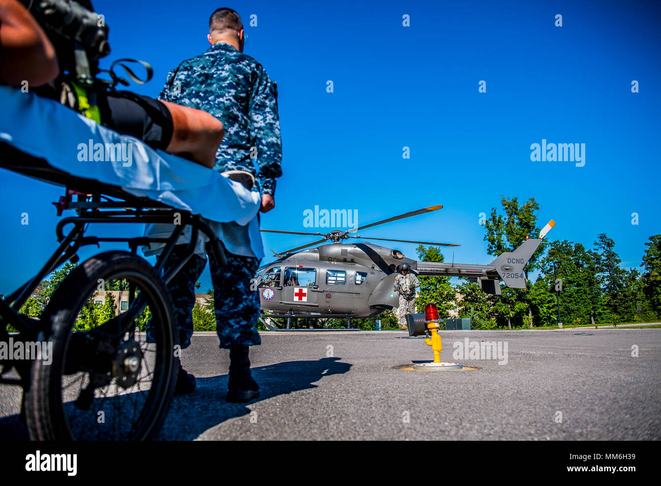 FORT BELVOIR, VA.-- (8 settembre 2017)--militari e civili per i membri del team di tutta la regione di partecipare a un full-Massa scala Casualty Esercizio (MASCAL-EX) come parte del capitale di funzionamento schermo alla Belvoir Ospedale Settembre 8, 2017. Durante la settimana del 5-8 settembre 2017 le forze congiunte Headquarters-National Capital Region (JFHQ-NCR) ha intrapreso un importante esercizio all'interno del nord Virginia, DC e Maryland chiamato scudo Capitol 2017 (CS 17). Lo scopo di questo esercizio annuale è di prova, militari statali, federali e locali di piani di risposta in caso di crisi regionale nel Foto Stock