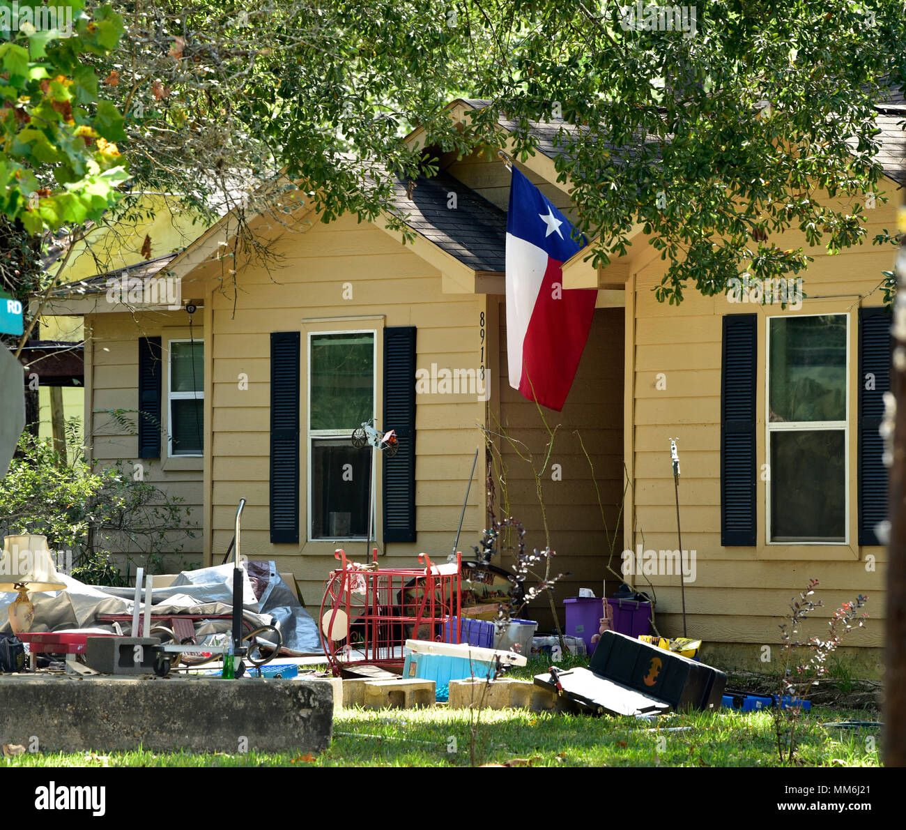 Un Texas bandiera viene posato orgogliosamente davanti a una casa in Lumberton, Texas, in seguito e in mezzo alla devastazione che spinge a piogge inondazioni dall uragano Harvey il 7 settembre 11. I soldati assegnati alla Task Force Aleutian danni del team di valutazione, un componente della Task Force Arkansas, uscì nel recente comunità inondate di Lumberton per segnalare i danni stimati per ogni casa singola, nel loro ambito di operazioni per la loro superiore comando. Questa foto serve solo come una piccola istantanea della devastazione globale per le aree colpite dall'uragano Harvey. (U.S. Esercito compit Foto Stock