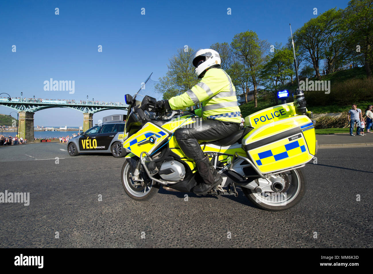 Una delle forze di polizia i motociclisti si ferma il traffico sulla fase 3 del Tour de Yorkshire cycle race 2018 passa attraverso in Scarborough North Yorkshire Foto Stock