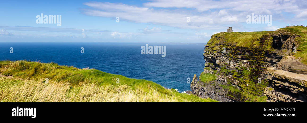 Scogliere di Moher Irlanda vista panoramica di viaggio viaggi mare natura turismo oceano Atlantico Foto Stock