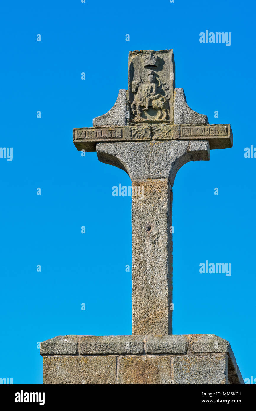 MACDUFF ABERDEENSHIRE in Scozia grandi antica croce di pietra nel sagrato della chiesa parrocchiale di VIRTUTE ET OPERA Foto Stock