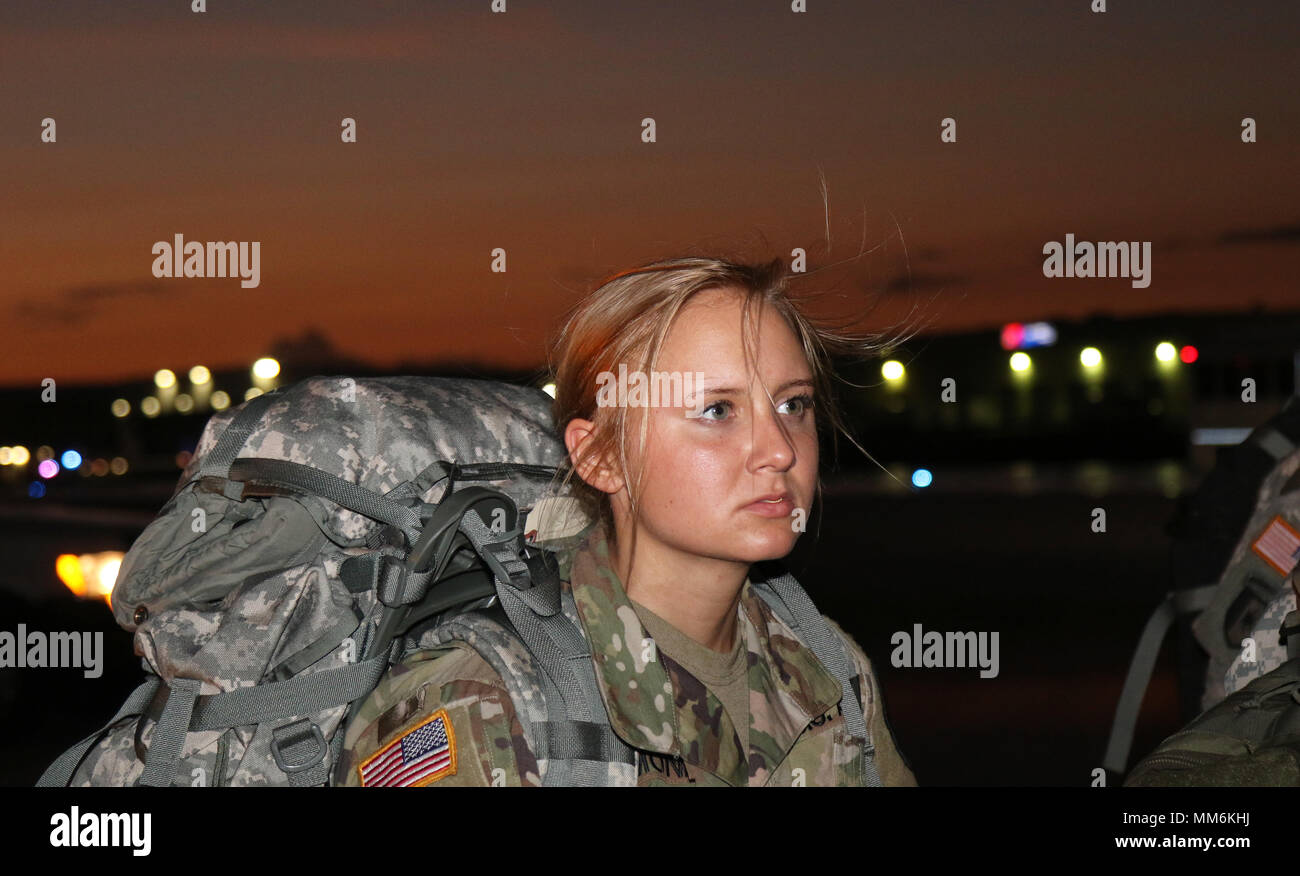 Pfc. Julianna Simonds un medic con il cinquantesimo supporto regionale gruppo arriva nel sud della Florida per fornire assistenza alle aree interessate dopo il passaggio dell uragano Irma Settembre 9, 2017. Questo è Simonds prima volta essendo attivato per un uragano. (U.S. Esercito Foto di Sgt. Debra Cook) Foto Stock