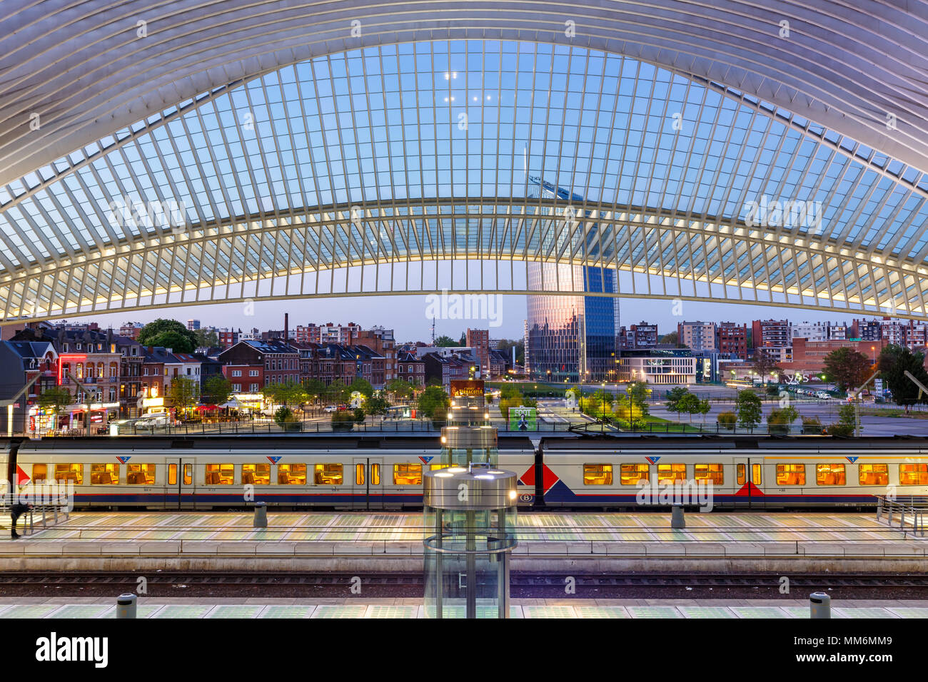 Liegi, Belgio - 9 Maggio 2017: Liege Guillemins treno stazione ferroviaria di al crepuscolo da Santiago Calatrava in Belgio. Foto Stock