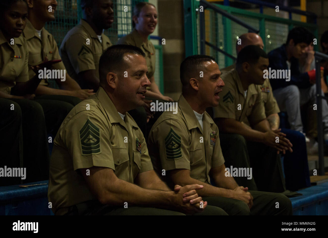 Yuma di alta scuola gli studenti e gli insegnanti riconoscono U.S. Marines, appostato al Marine Corps Air Station Yuma, Ariz., durante il loro apprezzamento militare notte pallavolo gioco a Yuma High School, Yuma, Ariz., Sett. 11, 2017. Lo Yuma High School ragazze squadra di pallavolo ha ospitato l'evento per ringraziare tutti coloro che hanno e stanno servendo il paese. (U.S. Marine Corps foto scattata da Cpl. Christian Cachola) Foto Stock