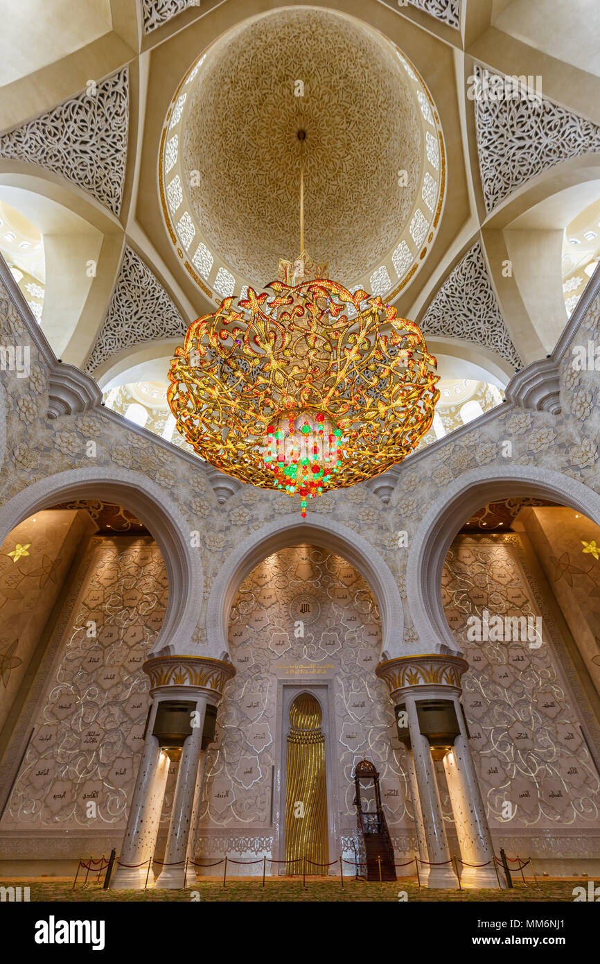 Abu Dhabi, Emirati Arabi Uniti - 5 Marzo 2017: Abu Dhabi Sheikh Zayed all'interno della Grande Moschea lampadario formato ritratto Emirati Arabi Uniti negli EMIRATI ARABI UNITI Foto Stock