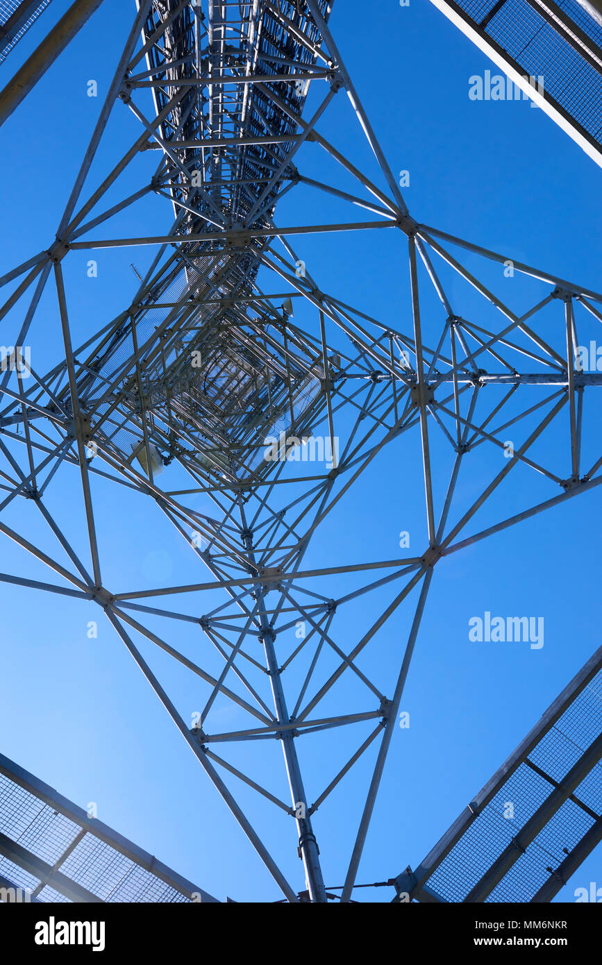 Torre di telecomunicazione con le antenne contro il cielo blu. Vista dal basso Foto Stock